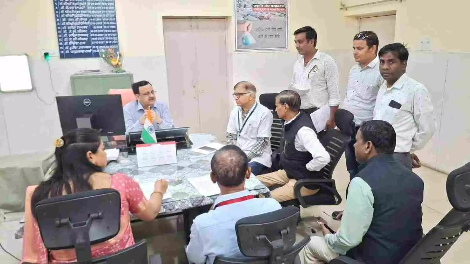 अरिहंत हॉस्पिटल भीलवाड़ा के बाहर छात्रा की मृत्यु के विरोध में प्रदर्शन करते ग्रामीण और पुलिस बल। अरिहंत हॉस्पिटल भीलवाड़ा के बाहर छात्रा की मृत्यु के विरोध में प्रदर्शन करते ग्रामीण और पुलिस बल।