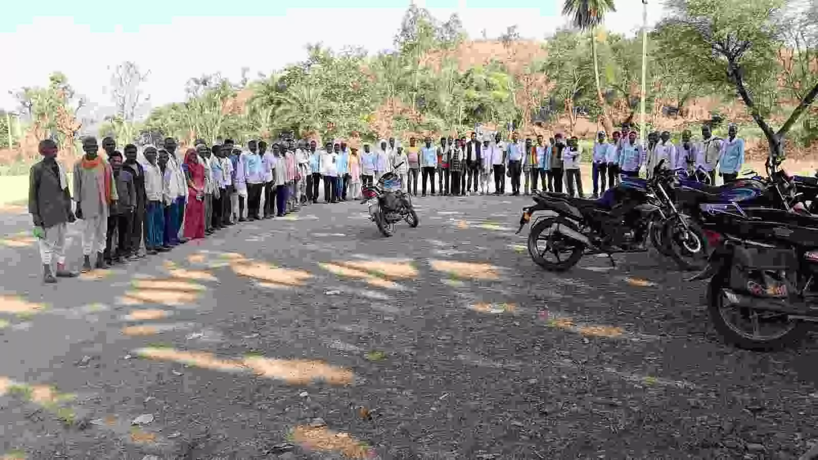 ग्राम पंचायत तलाई में सामाजिक सुधारों पर चर्चा करने के लिए एकत्रित हुए आदिवासी समाज के लोग। ग्राम पंचायत तलाई में सामाजिक सुधारों पर चर्चा करने के लिए एकत्रित हुए आदिवासी समाज के लोग।