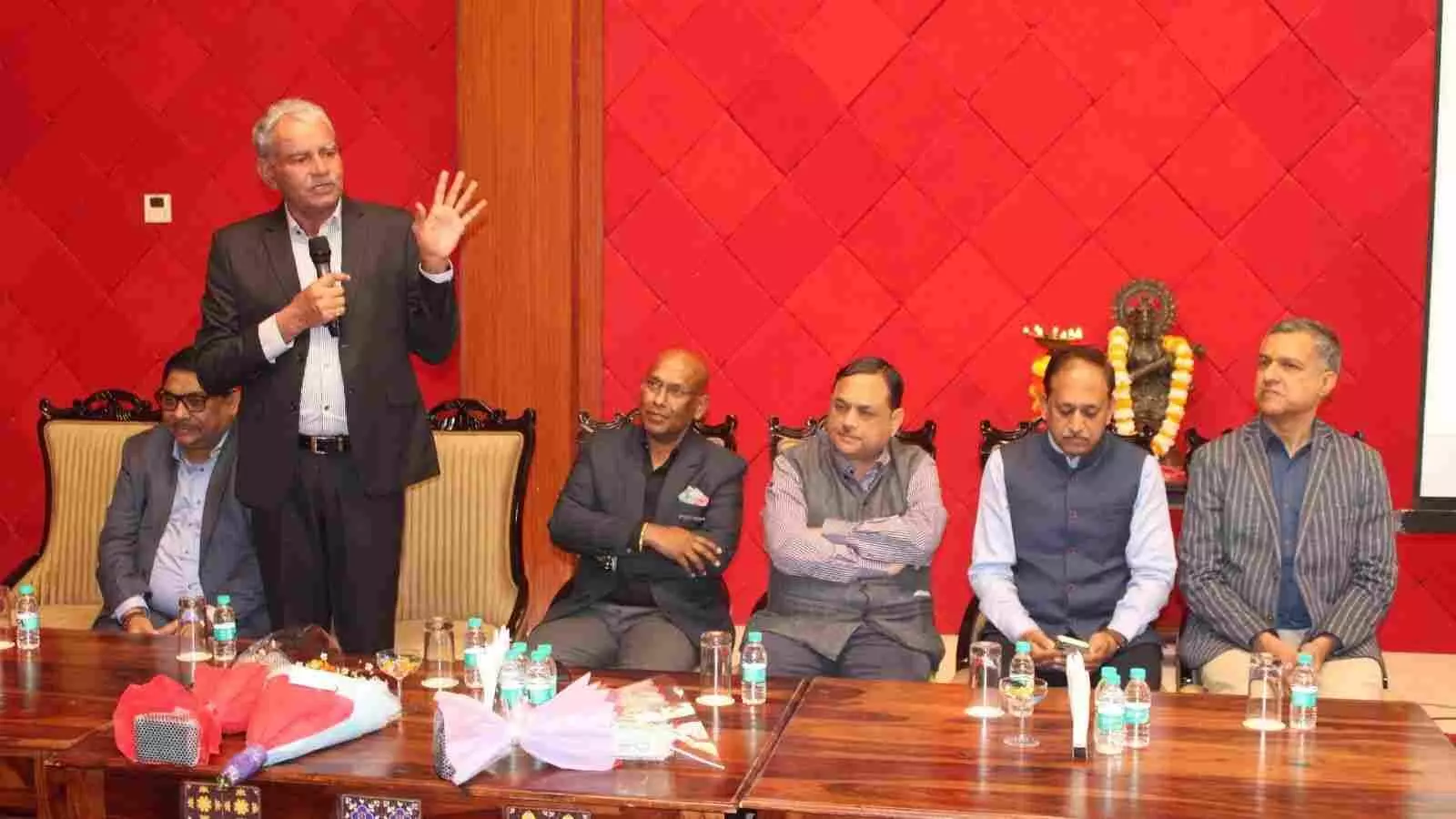 कोटा में राजस्थान तकनीकी विश्वविद्यालय के कुलगुरु प्रो. निमित चौधरी इंजीनियरिंग कॉलेज प्रतिनिधियों के साथ संवाद करते हुए। कोटा में राजस्थान तकनीकी विश्वविद्यालय के कुलगुरु प्रो. निमित चौधरी इंजीनियरिंग कॉलेज प्रतिनिधियों के साथ संवाद करते हुए।