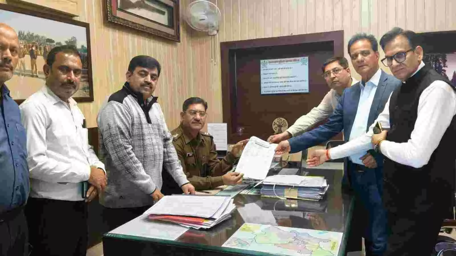 कोटा में प्रशासनिक अधिकारी को ज्ञापन सौंपते व्यापार संघ के पदाधिकारी और नमकीन कारोबारी। कोटा में प्रशासनिक अधिकारी को ज्ञापन सौंपते व्यापार संघ के पदाधिकारी और नमकीन कारोबारी।