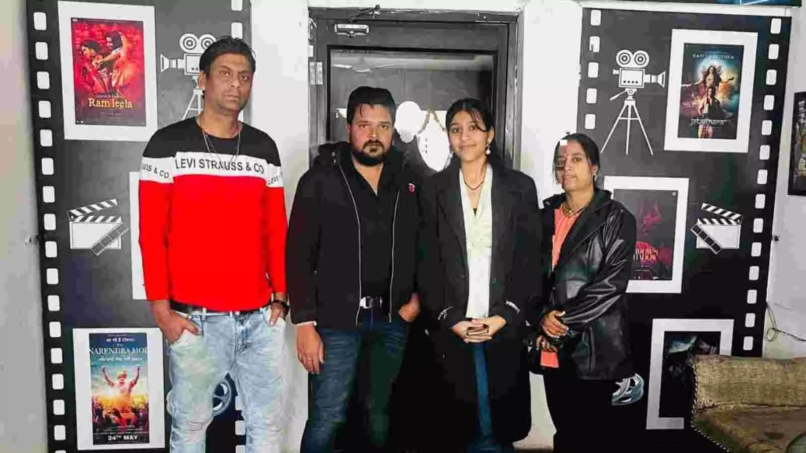 अभिनेत्री तनवी शर्मा फिल्म डस्ट एंड मिल्क के एग्रीमेंट पेपर के साथ उदयपुर कार्यालय में खड़ी हैं। अभिनेत्री तनवी शर्मा फिल्म डस्ट एंड मिल्क के एग्रीमेंट पेपर के साथ उदयपुर कार्यालय में खड़ी हैं।