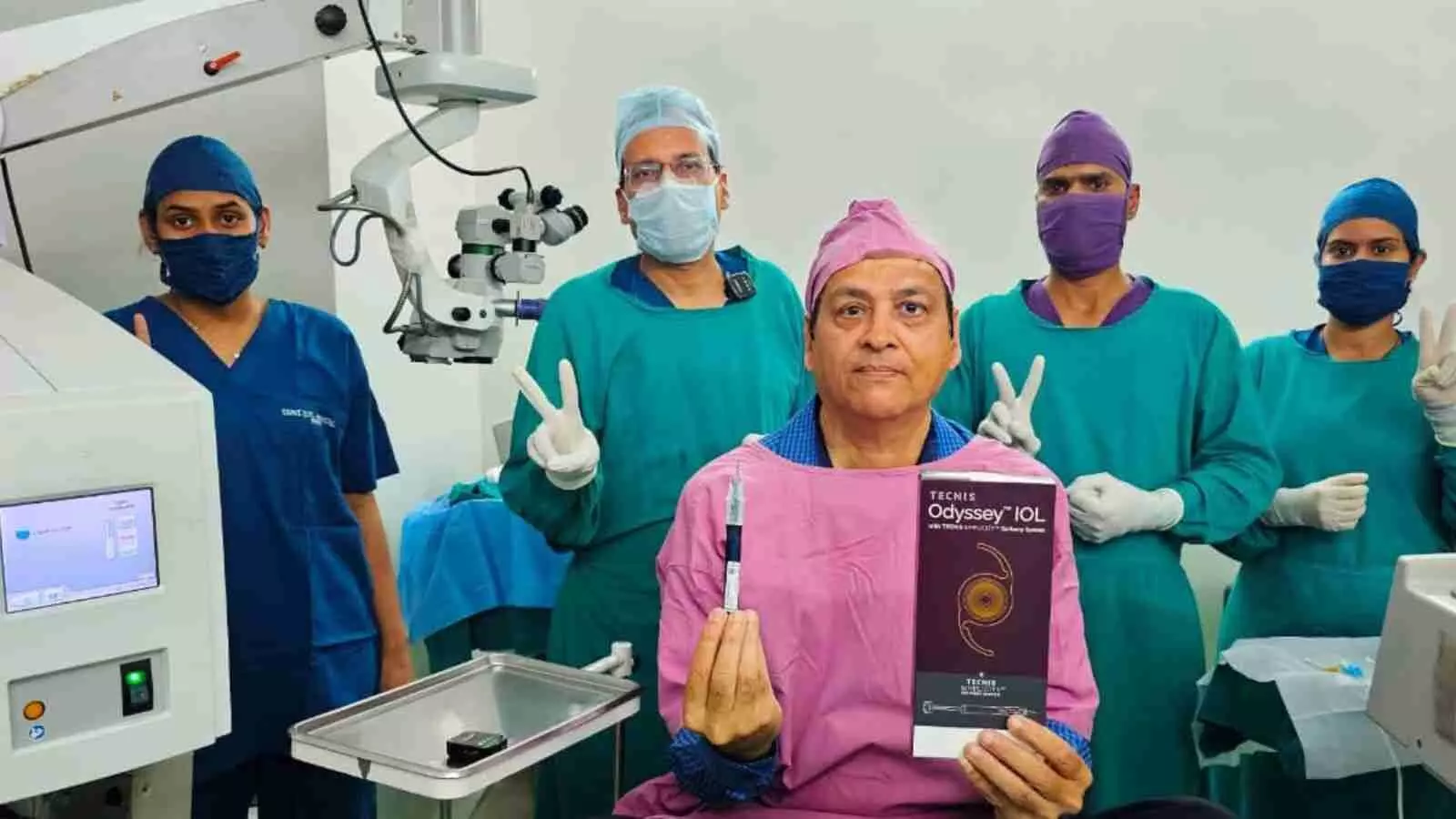 सुवि नेत्र चिकित्सालय कोटा में डॉ. सुरेश कुमार पाण्डेय और चिकित्सा टीम मरीज के साथ सफल सर्जरी के बाद उपस्थित हैं। सुवि नेत्र चिकित्सालय कोटा में डॉ. सुरेश कुमार पाण्डेय और चिकित्सा टीम मरीज के साथ सफल सर्जरी के बाद उपस्थित हैं।