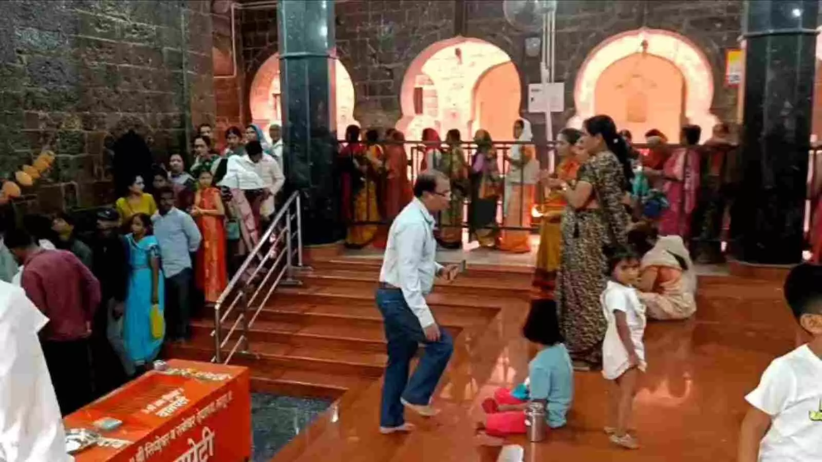 लातूर के श्री सिद्धेश्वर मंदिर परिसर में आगामी यात्रा महोत्सव की तैयारी करते हुए कर्मचारी और सेवादार। लातूर के श्री सिद्धेश्वर मंदिर परिसर में आगामी यात्रा महोत्सव की तैयारी करते हुए कर्मचारी और सेवादार।