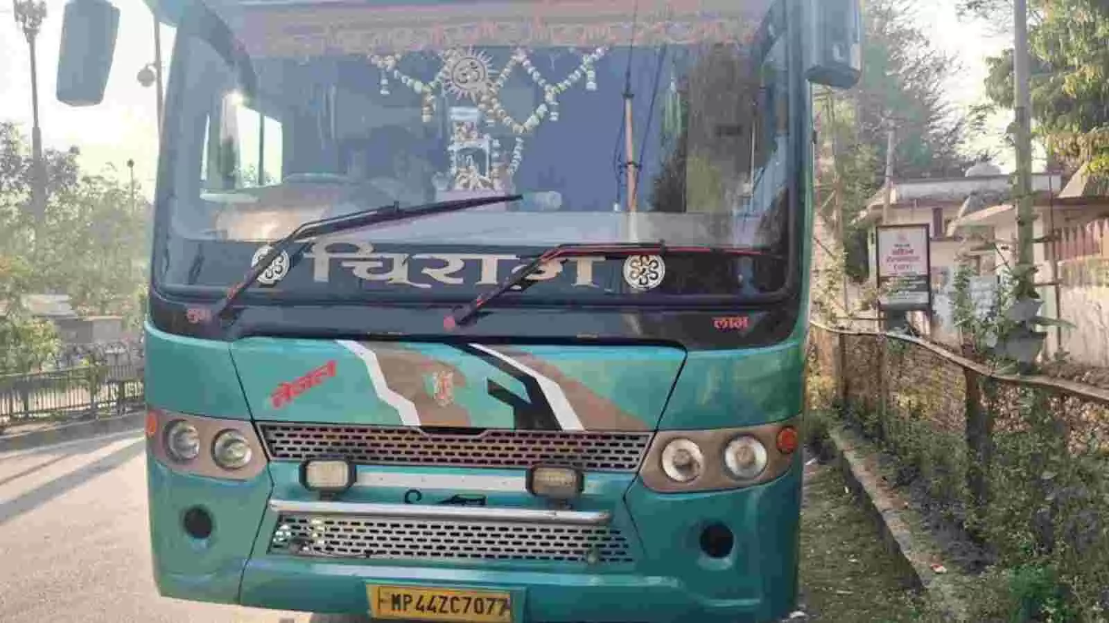 पुलिस टीम चित्तौड़गढ़ में बस की डिक्की से बरामद हुए चंदन के लकड़ी भरे कट्टों की जांच करते हुए।