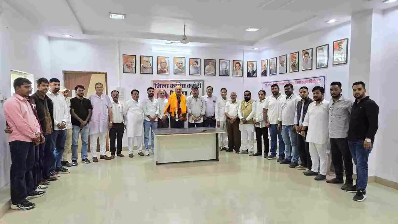 चित्तौड़गढ़ में कांग्रेस शिक्षक प्रकोष्ठ जिलाध्यक्ष किशनलाल दशोरा के स्वागत समारोह में उपस्थित कांग्रेस नेता और कार्यकर्ता।