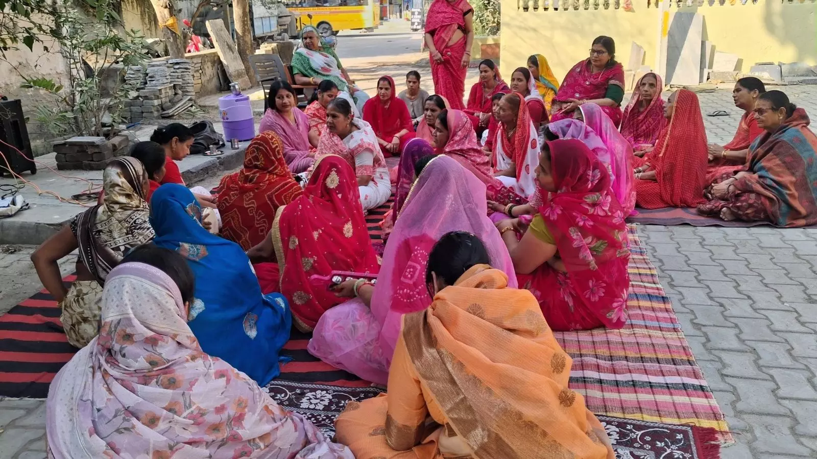 चित्तौड़गढ़ के महादेव मंदिर में पारंपरिक वेशभूषा में भजन गाती और उत्सव मनाती महिलाएं।