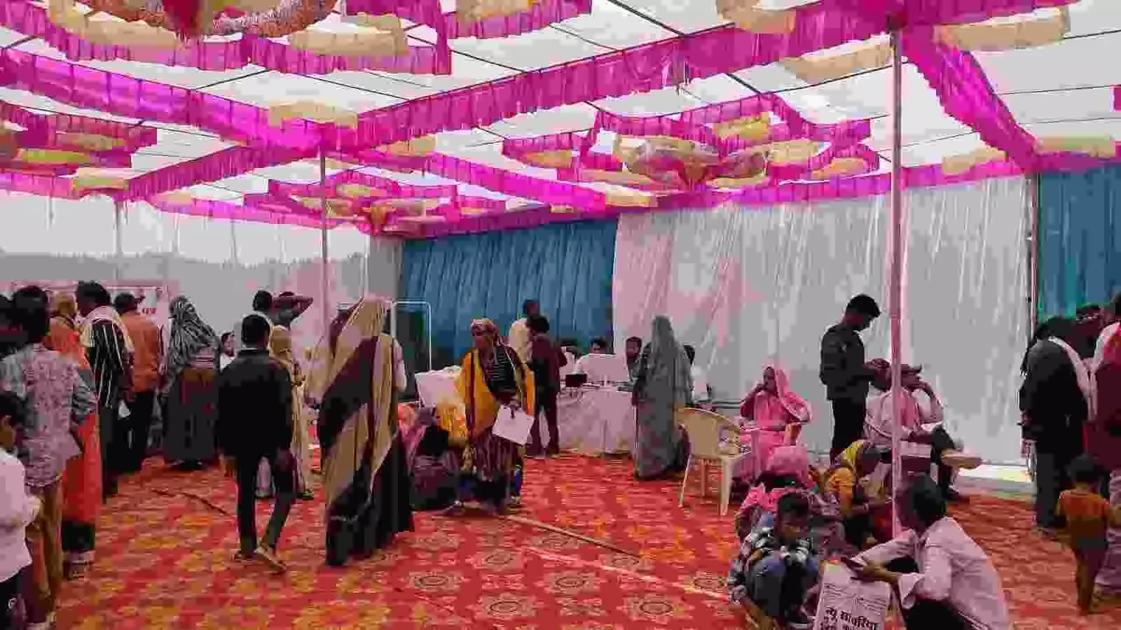 बेगूं के उपजिला चिकित्सालय में दिव्यांगता प्रमाण पत्र शिविर के दौरान पंजीकरण कराते लाभार्थी और चिकित्सा कर्मी। बेगूं के उपजिला चिकित्सालय में दिव्यांगता प्रमाण पत्र शिविर के दौरान पंजीकरण कराते लाभार्थी और चिकित्सा कर्मी।