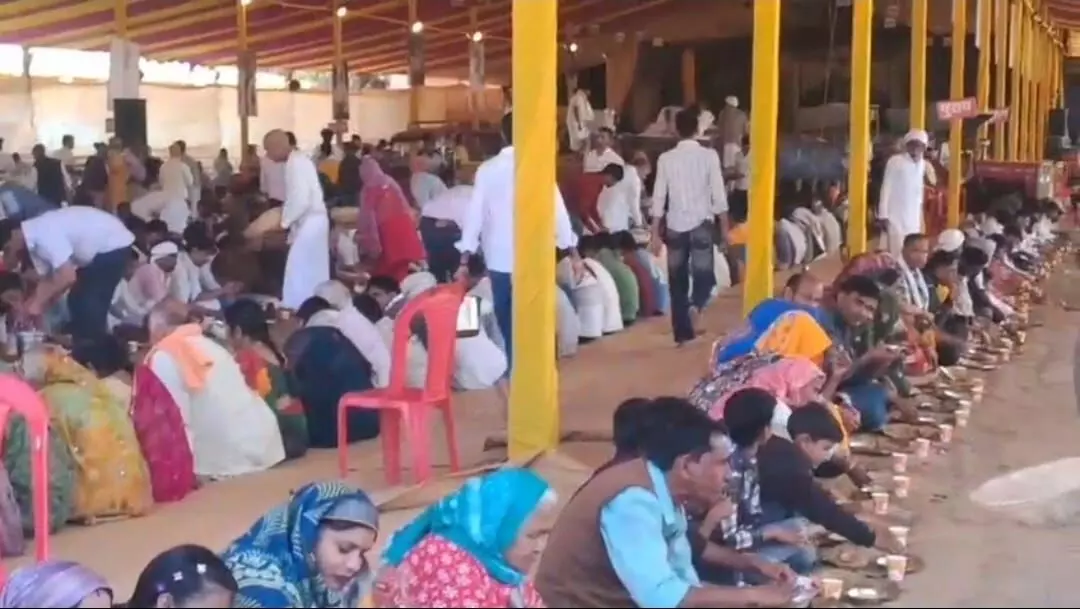 श्रीधाम जटेरी के मंदिर परिसर में आयोजित धार्मिक कार्यक्रम में बैठे हुए साधु संत और भक्तगण। श्रीधाम जटेरी के मंदिर परिसर में आयोजित धार्मिक कार्यक्रम में बैठे हुए साधु संत और भक्तगण।