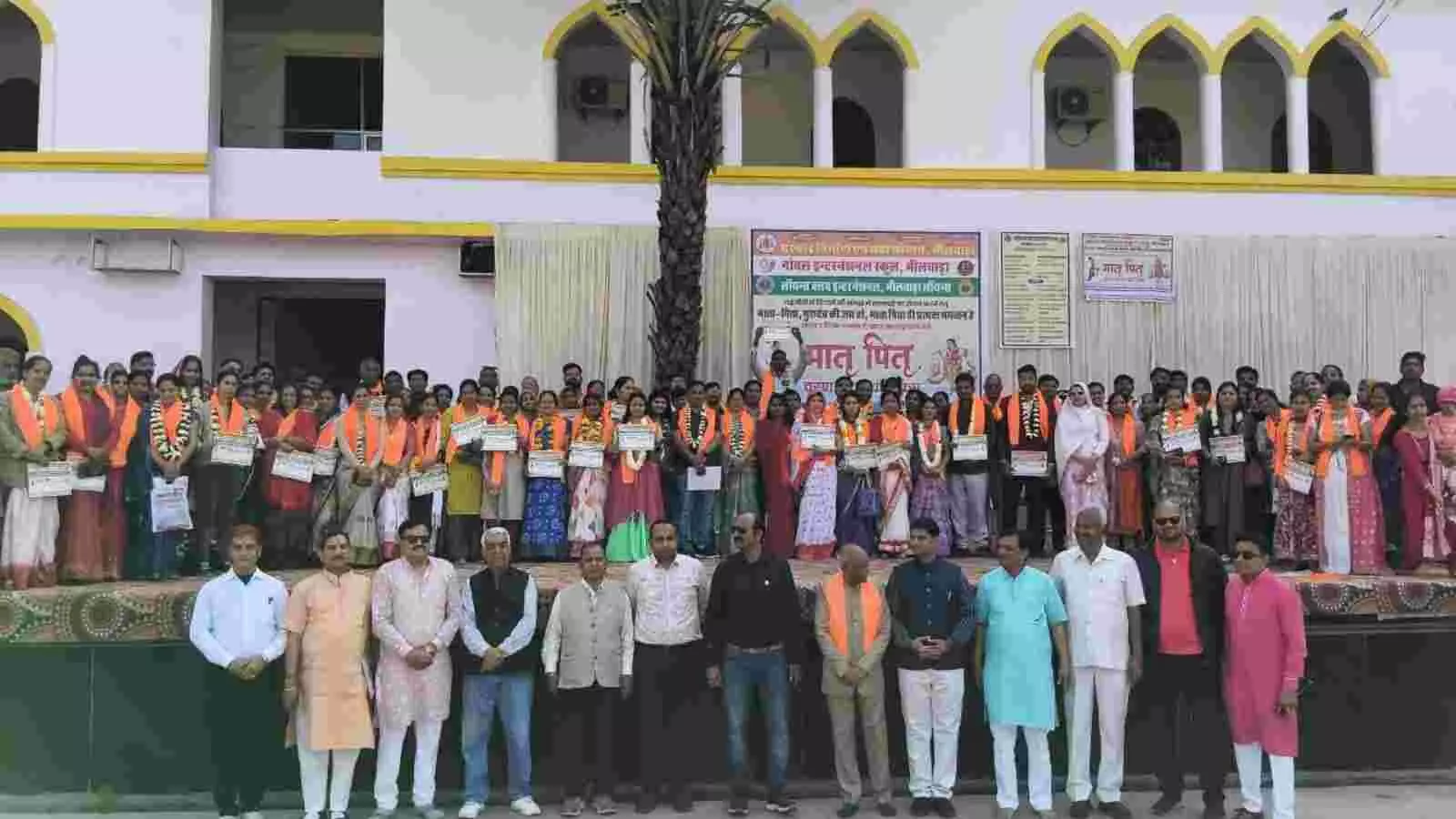 नोबल इंटरनेशनल स्कूल भीलवाड़ा में छात्र मातृ-पितृ दिवस पर माता-पिता की पूजा और परिक्रमा कर रहे हैं। नोबल इंटरनेशनल स्कूल भीलवाड़ा में छात्र मातृ-पितृ दिवस पर माता-पिता की पूजा और परिक्रमा कर रहे हैं।