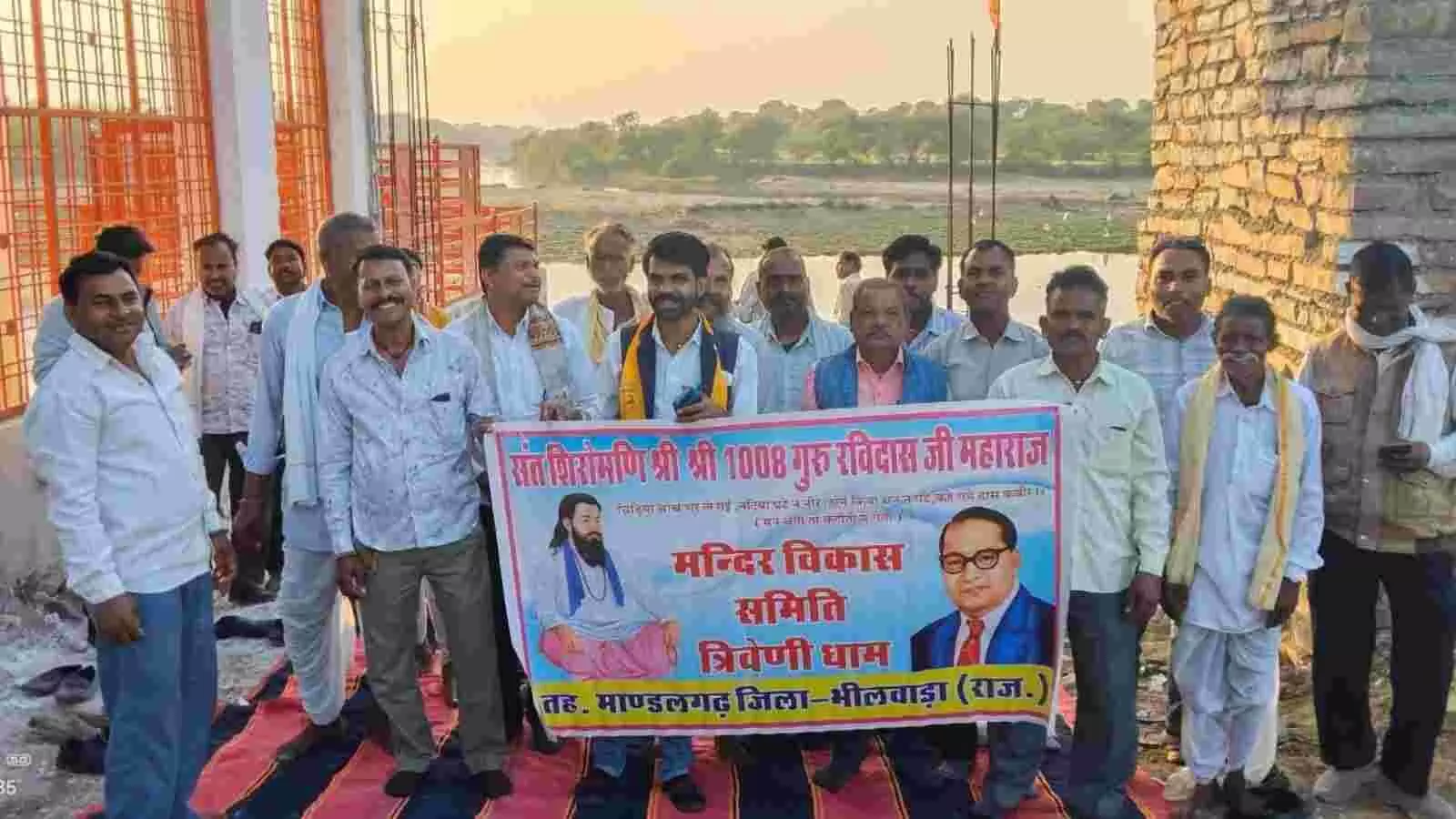 त्रिवेणी संगम बिगोद में ऐरवाल रैदास समाज की बैठक में चर्चा करते समिति सदस्य और ग्रामीण। त्रिवेणी संगम बिगोद में ऐरवाल रैदास समाज की बैठक में चर्चा करते समिति सदस्य और ग्रामीण।