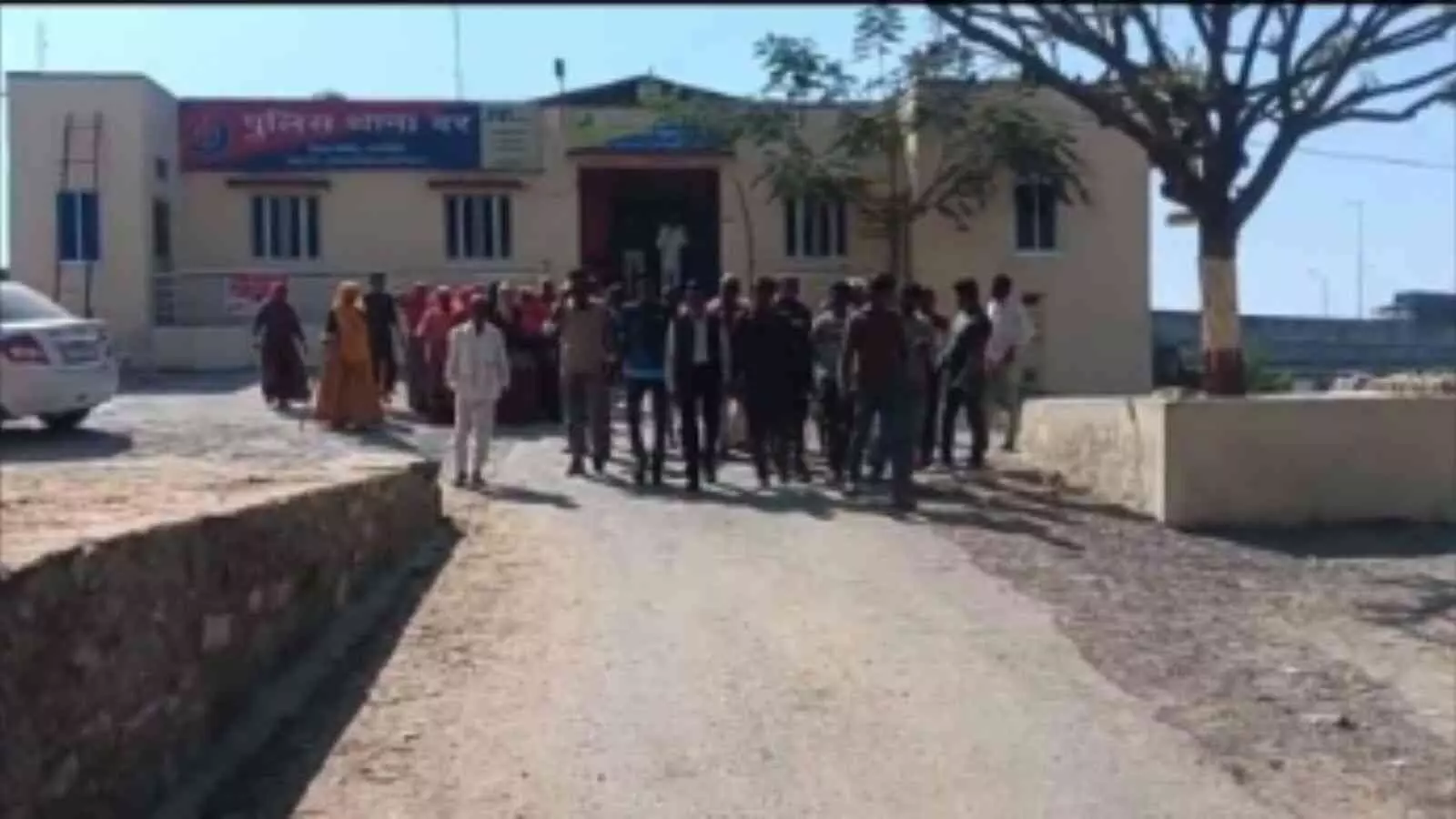 बिराटिया कलां में ग्रामीणों द्वारा पुलिस थानाधिकारी को निजी कंपनी की विद्युत लाइन के विरोध में ज्ञापन देते हुए। बिराटिया कलां में ग्रामीणों द्वारा पुलिस थानाधिकारी को निजी कंपनी की विद्युत लाइन के विरोध में ज्ञापन देते हुए।