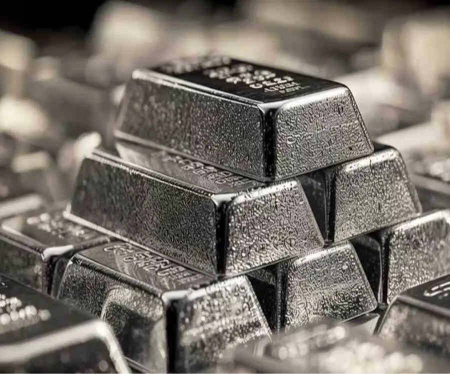 Silver prices fall sharply: Prices drop from ₹4 lakh to ₹2.75 lakh Silver prices fall sharply: Prices drop from ₹4 lakh to ₹2.75 lakh