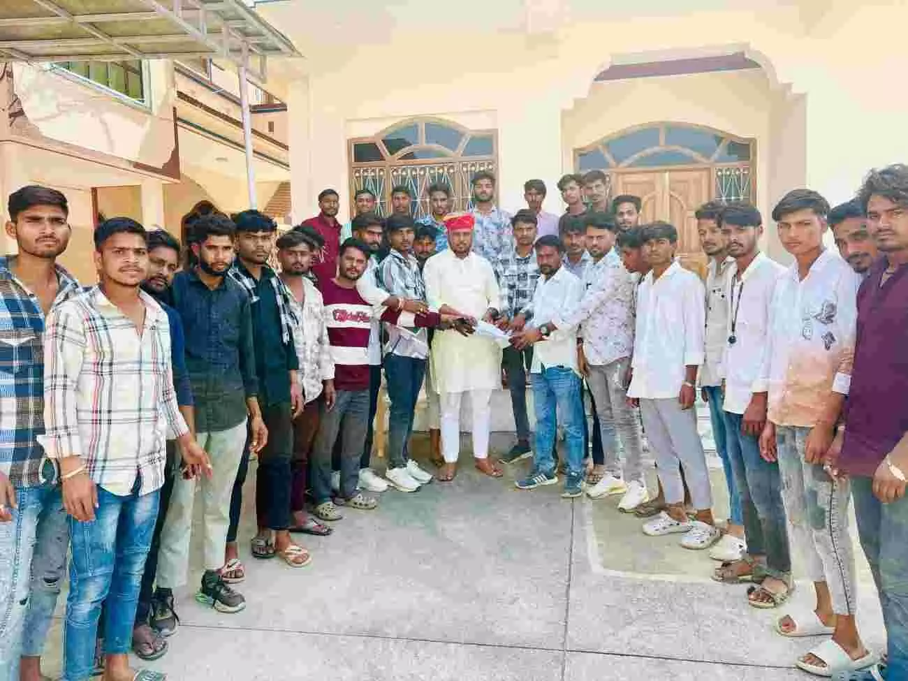 लसाडिया में पूर्व प्रधान कन्हैयालाल मीणा को ज्ञापन सौंपते मीणा समाज के युवा साथी। लसाडिया में पूर्व प्रधान कन्हैयालाल मीणा को ज्ञापन सौंपते मीणा समाज के युवा साथी।