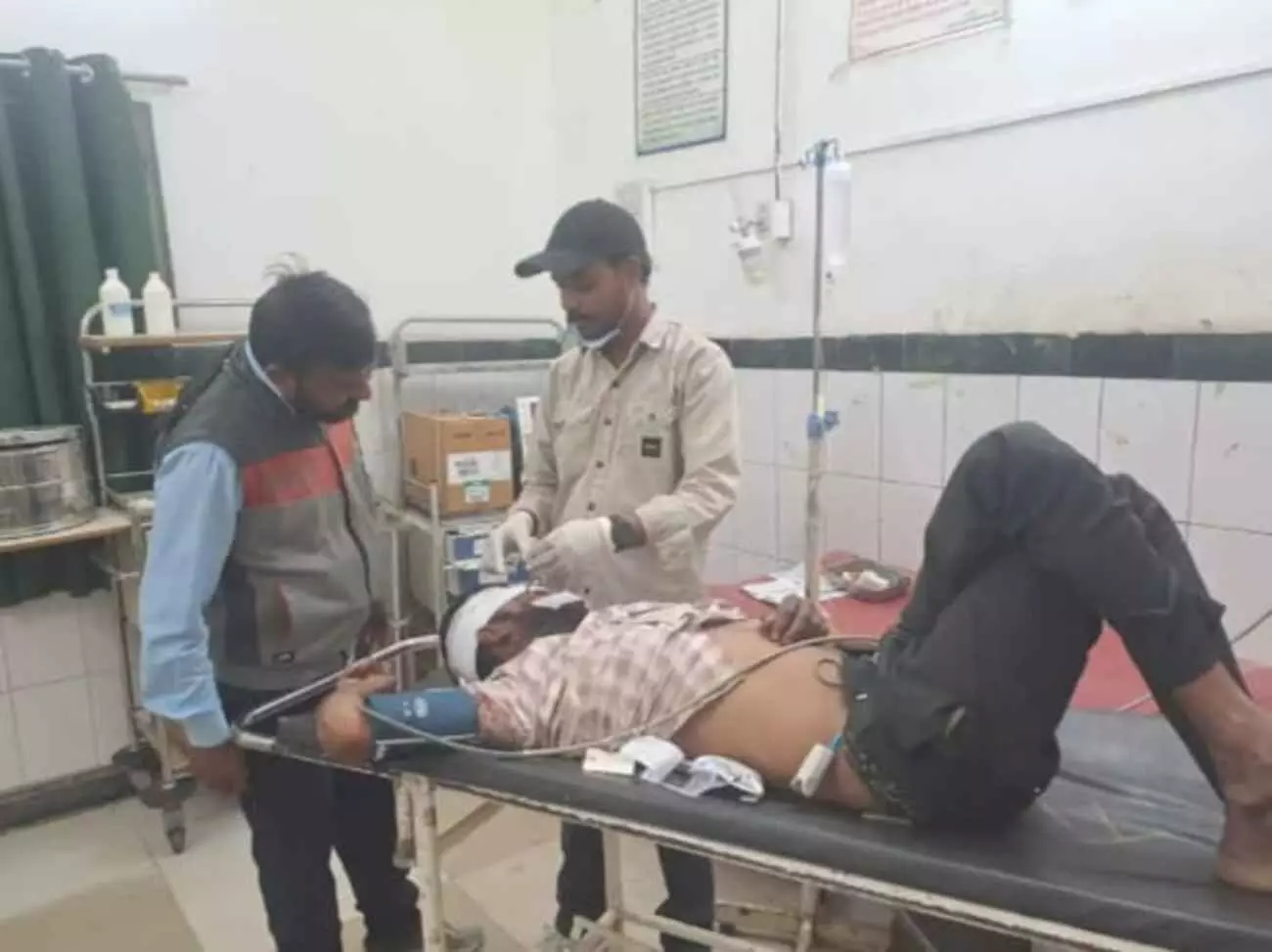 पाली के खोड गांव में सड़क दुर्घटना के बाद क्षतिग्रस्त बाइक और सड़क पर तैनात पुलिसकर्मी। पाली के खोड गांव में सड़क दुर्घटना के बाद क्षतिग्रस्त बाइक और सड़क पर तैनात पुलिसकर्मी।