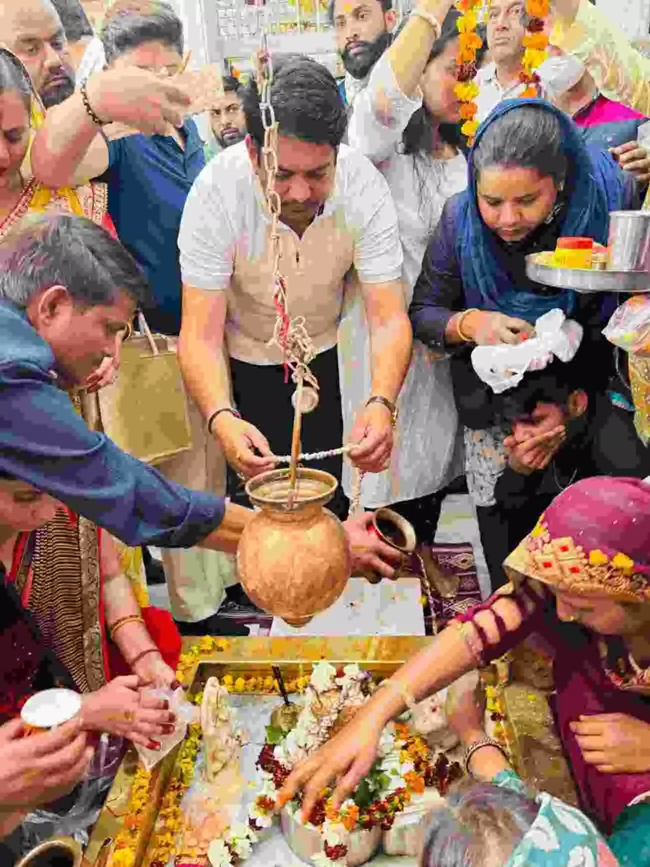 विद्युत मंडलेश्वर महादेव मंदिर जयपुर में महाशिवरात्रि पर पूजा करते मंत्री अविनाश गहलोत की तस्वीर। विद्युत मंडलेश्वर महादेव मंदिर जयपुर में महाशिवरात्रि पर पूजा करते मंत्री अविनाश गहलोत की तस्वीर।