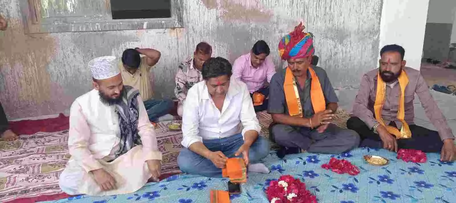 कोटड़ी की मस्जिद में मौलाना हाजी फुरान तस्लीम कांग्रेस अध्यक्ष आदित्य प्रताप सिंह को साफा पहनाकर सम्मानित कर रहे हैं। कोटड़ी की मस्जिद में मौलाना हाजी फुरान तस्लीम कांग्रेस अध्यक्ष आदित्य प्रताप सिंह को साफा पहनाकर सम्मानित कर रहे हैं।