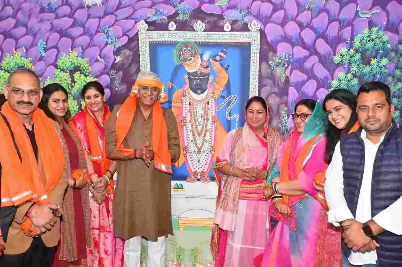 श्रीनाथजी मंदिर नाथद्वारा में दर्शन करतीं दिल्ली की मुख्यमंत्री रेखा गुप्ता और अन्य कैबिनेट मंत्री। श्रीनाथजी मंदिर नाथद्वारा में दर्शन करतीं दिल्ली की मुख्यमंत्री रेखा गुप्ता और अन्य कैबिनेट मंत्री।
