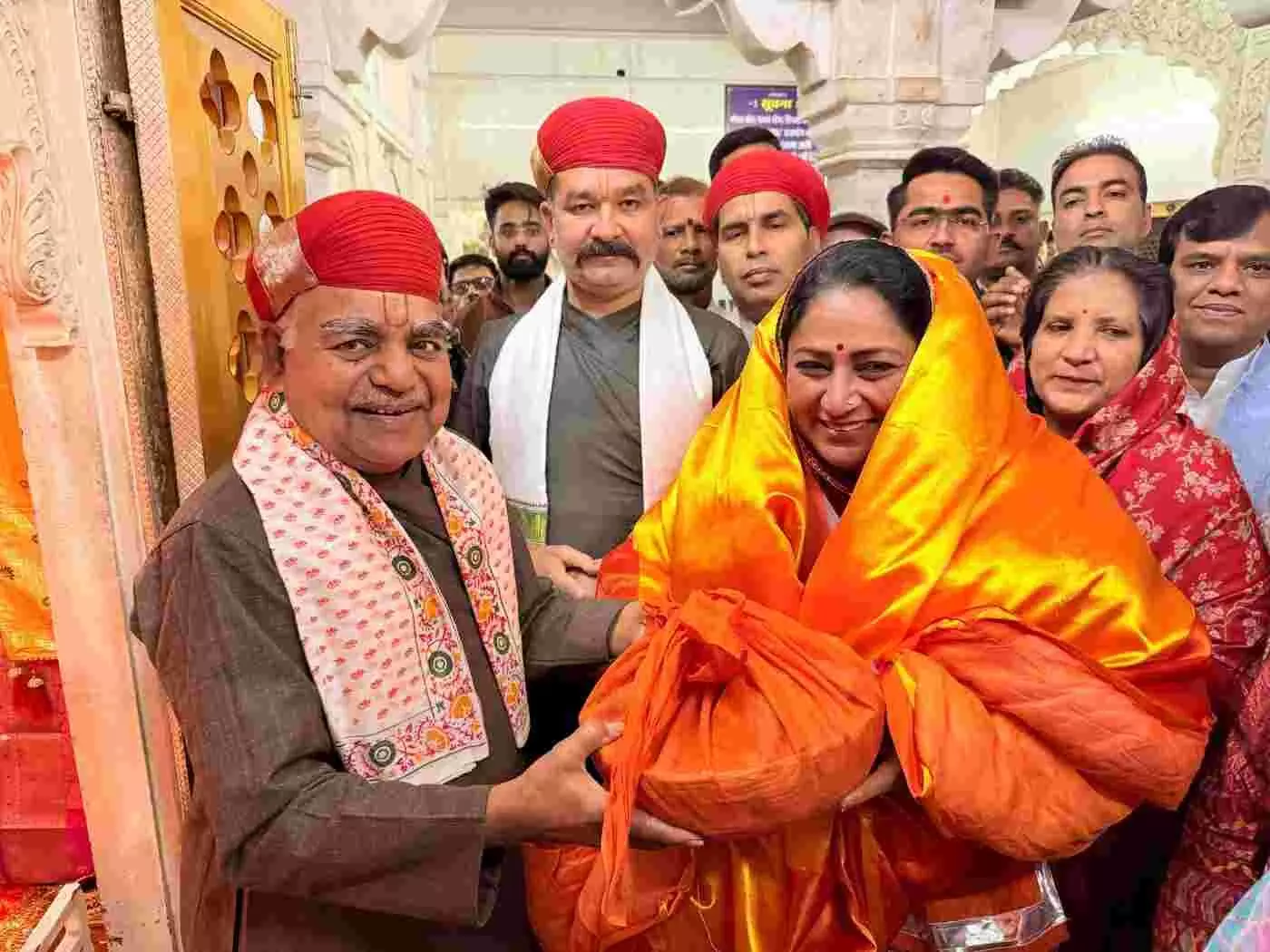 श्रीनाथजी मंदिर नाथद्वारा में दर्शन करतीं दिल्ली की मुख्यमंत्री रेखा गुप्ता और उपस्थित अन्य गणमान्य व्यक्ति