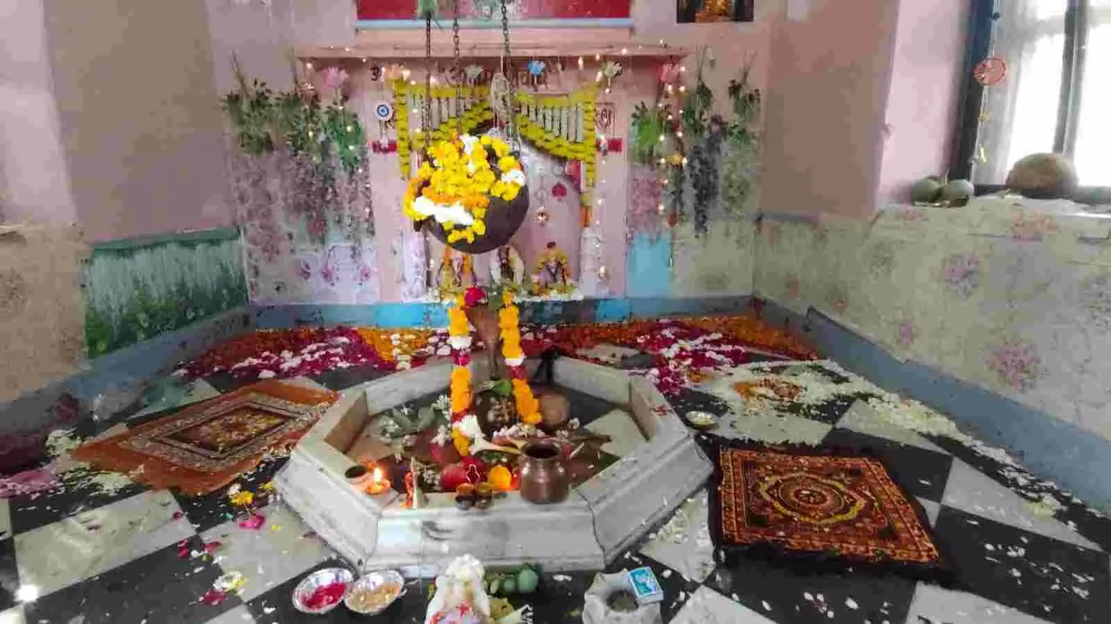 महाशिवरात्रि के अवसर पर भूपालसागर के मंदिर में शिवलिंग पर जल चढ़ाते हुए श्रद्धालु और सजे हुए शिवालय का दृश्य। महाशिवरात्रि के अवसर पर भूपालसागर के मंदिर में शिवलिंग पर जल चढ़ाते हुए श्रद्धालु और सजे हुए शिवालय का दृश्य।