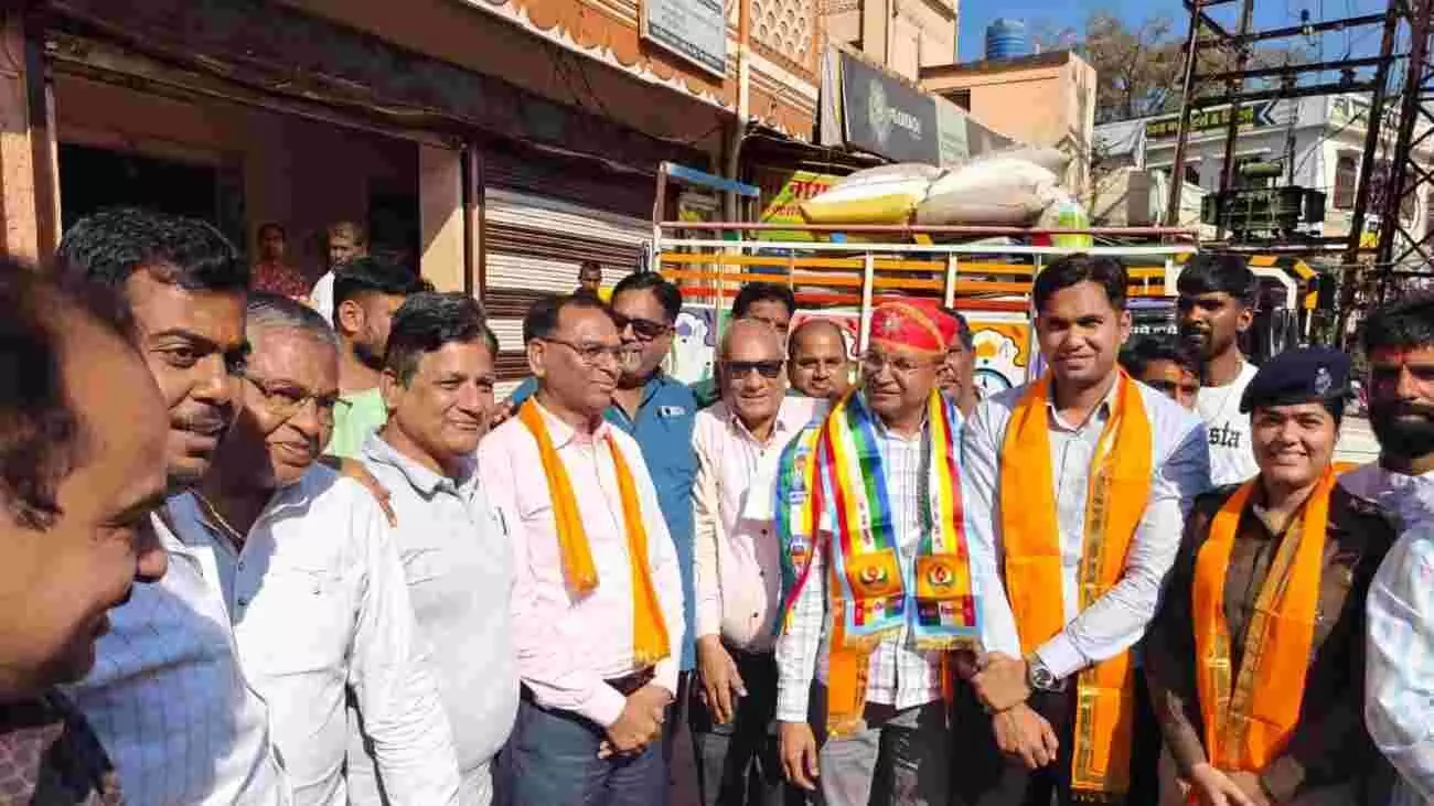 बेगूं में विधायक सुरेश धाकड़ का पगड़ी पहनाकर स्वागत करते अधिकारी और संस्थान के सदस्य। बेगूं में विधायक सुरेश धाकड़ का पगड़ी पहनाकर स्वागत करते अधिकारी और संस्थान के सदस्य।