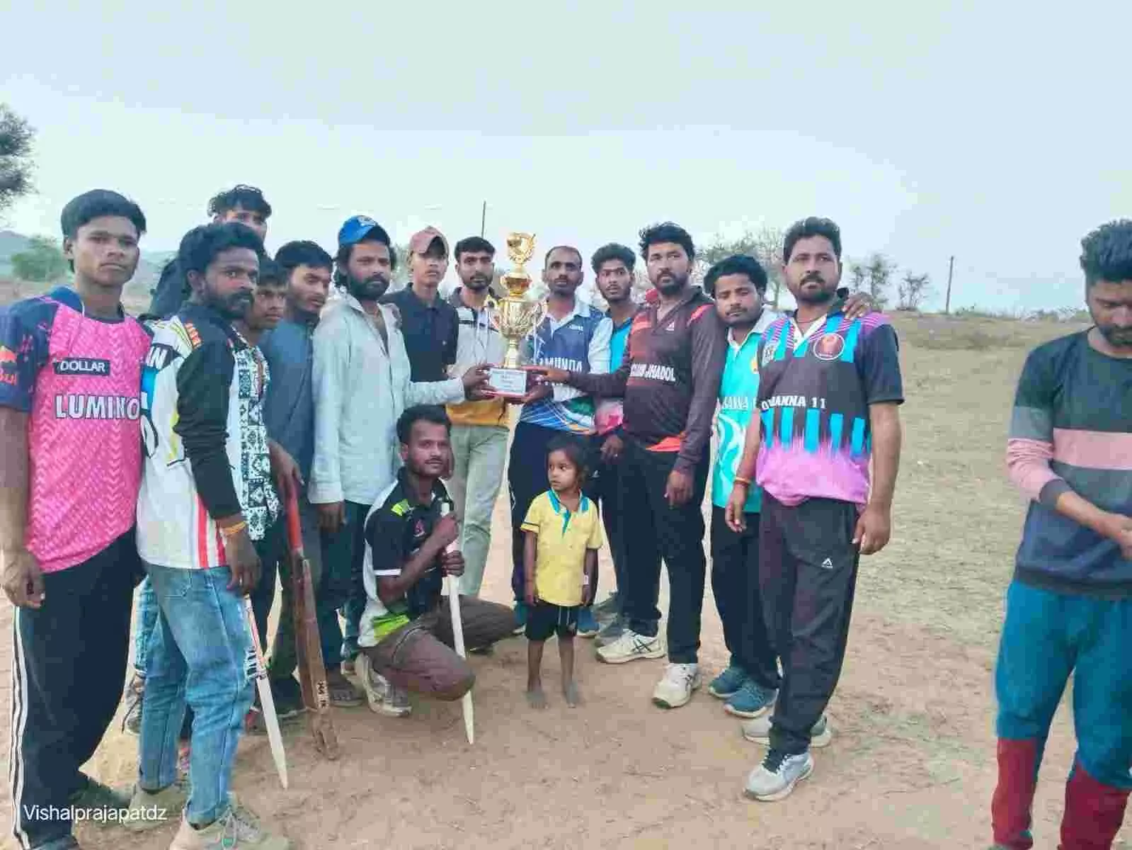 आवरडा प्रीमियर लीग के समापन पर ट्रॉफी के साथ विजेता टीम के खिलाड़ी खेल मैदान में खड़े हैं। आवरडा प्रीमियर लीग के समापन पर ट्रॉफी के साथ विजेता टीम के खिलाड़ी खेल मैदान में खड़े हैं।