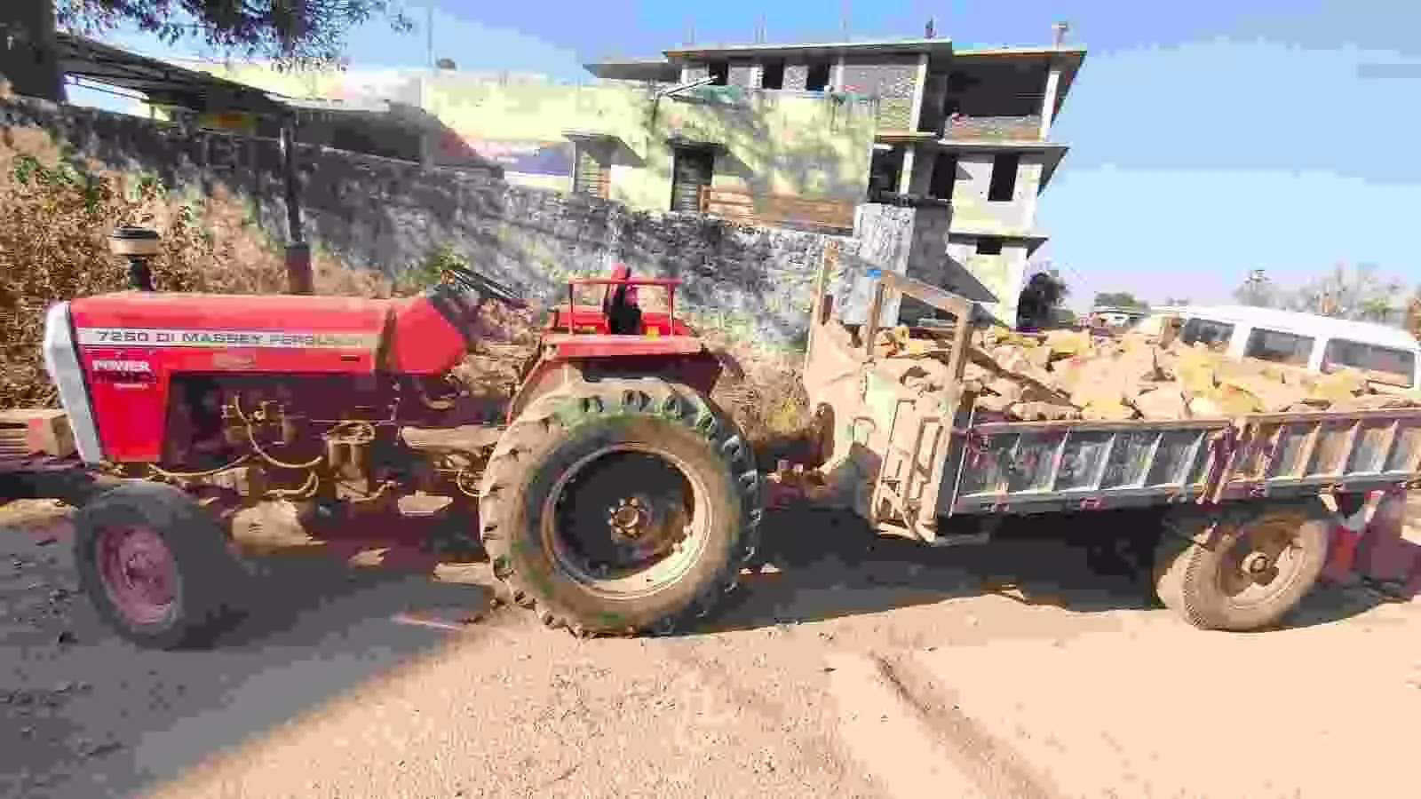 पाटिया थाना पुलिस द्वारा अवैध मेसनरी स्टोन परिवहन के आरोप में जब्त की गई ट्रैक्टर-ट्रॉली और पुलिस टीम। पाटिया थाना पुलिस द्वारा अवैध मेसनरी स्टोन परिवहन के आरोप में जब्त की गई ट्रैक्टर-ट्रॉली और पुलिस टीम।