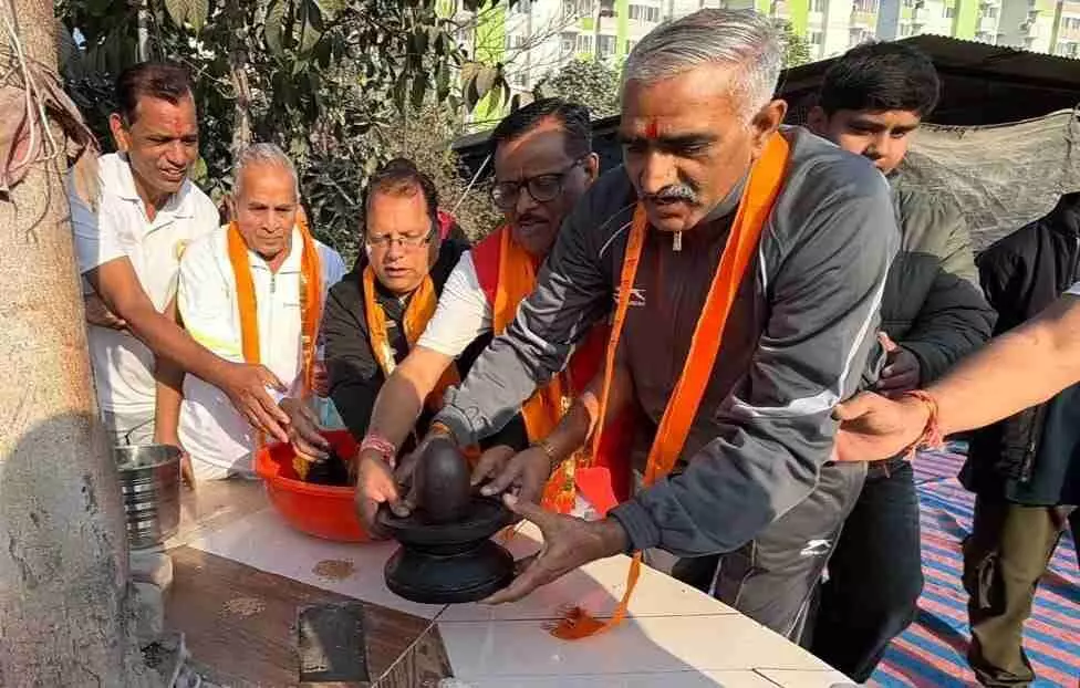 उदयपुर की शिव शंकर गौशाला में पंडित विनोद शर्मा गोपेश्वर महादेव शिवलिंग की स्थापना और पूजा करते हुए। उदयपुर की शिव शंकर गौशाला में पंडित विनोद शर्मा गोपेश्वर महादेव शिवलिंग की स्थापना और पूजा करते हुए।