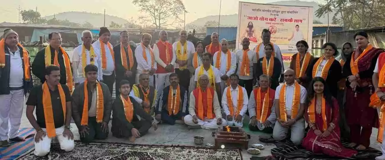 शिव शंकर गौशाला उदयपुर में योगाभ्यास करते हुए योगाचार्य और स्थानीय नागरिक सहभागी होते हुए। शिव शंकर गौशाला उदयपुर में योगाभ्यास करते हुए योगाचार्य और स्थानीय नागरिक सहभागी होते हुए।