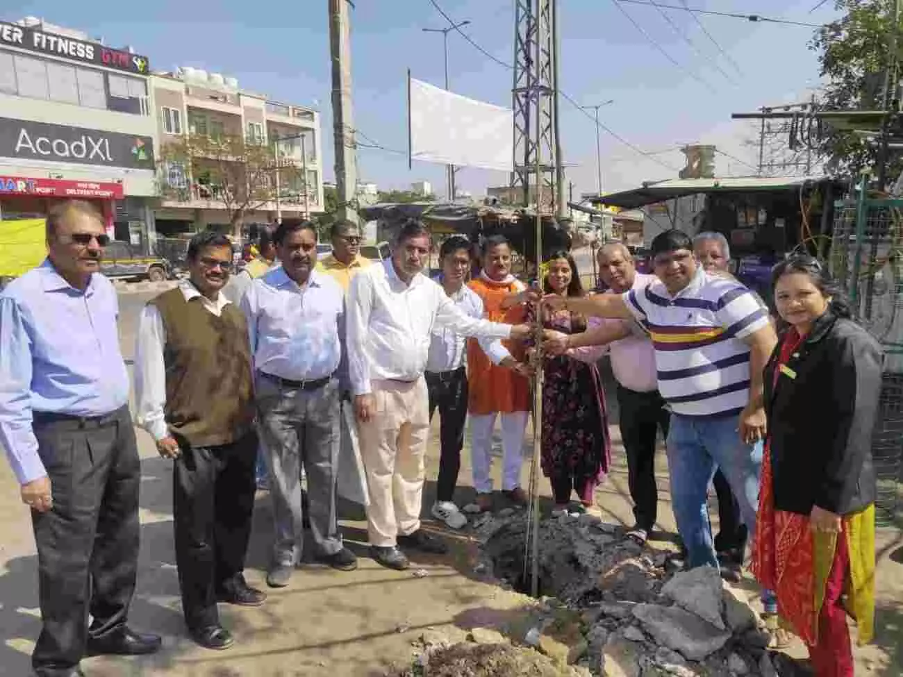 कोटा में महाशिवरात्रि पर कर्णेश्वर हाउसिंग सोसाइटी रोड के पास पौधे लगाते हुए संस्था के सदस्य और कार्यकर्ता। कोटा में महाशिवरात्रि पर कर्णेश्वर हाउसिंग सोसाइटी रोड के पास पौधे लगाते हुए संस्था के सदस्य और कार्यकर्ता।