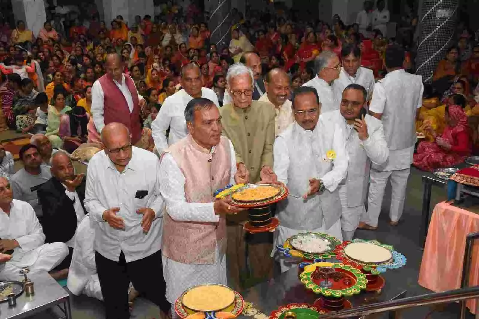कोटा के तलवंडी में विहार के दौरान मुनि योगसागर महाराज और श्रद्धालुओं का भव्य जुलूस दिख रहा है। कोटा के तलवंडी में विहार के दौरान मुनि योगसागर महाराज और श्रद्धालुओं का भव्य जुलूस दिख रहा है।