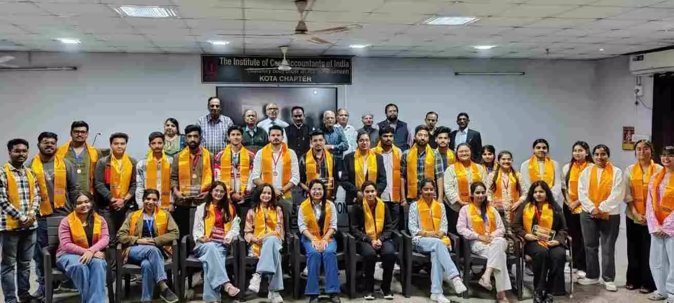 सीएमए भवन कोटा में आयोजित सम्मान समारोह के दौरान सफल विद्यार्थियों और संस्थान के पदाधिकारियों का सामूहिक चित्र। सीएमए भवन कोटा में आयोजित सम्मान समारोह के दौरान सफल विद्यार्थियों और संस्थान के पदाधिकारियों का सामूहिक चित्र।