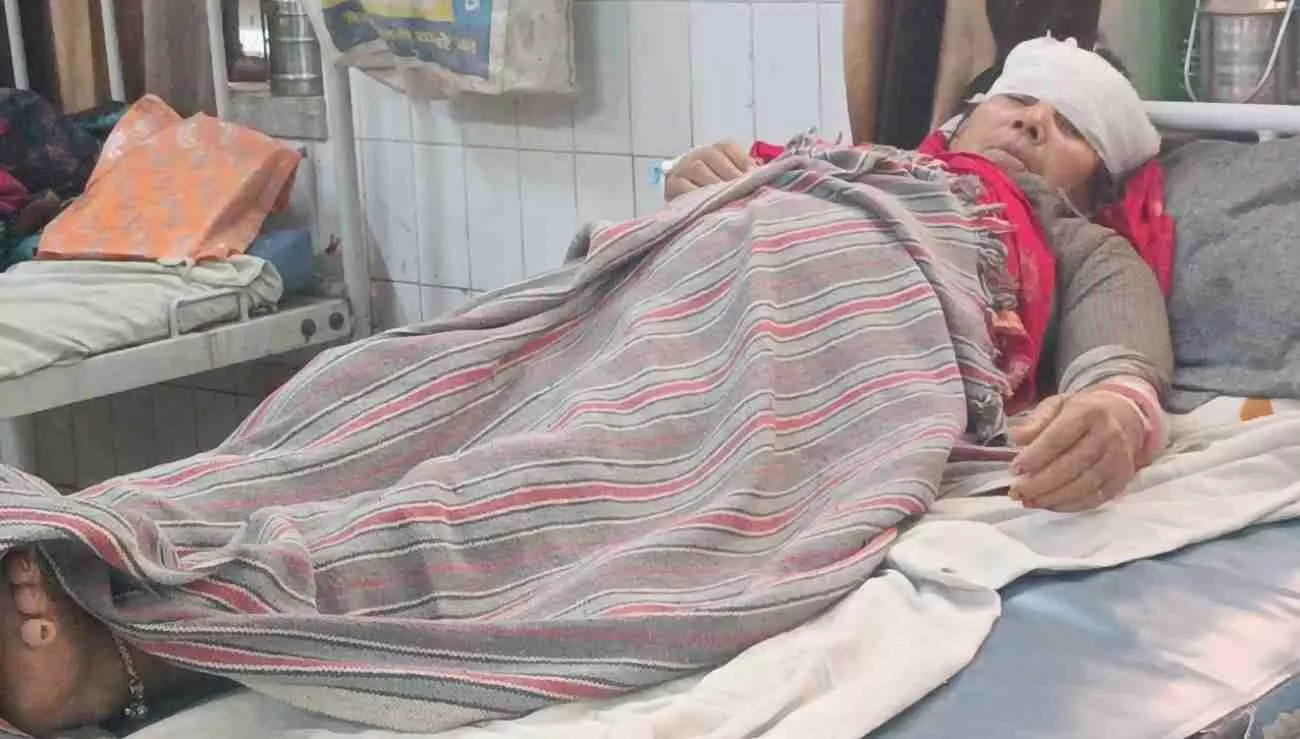 हिंडौन सिटी जिला अस्पताल के बेड पर भर्ती घायल ग्रामीण और जांच करते पुलिस अधिकारी। हिंडौन सिटी जिला अस्पताल के बेड पर भर्ती घायल ग्रामीण और जांच करते पुलिस अधिकारी।