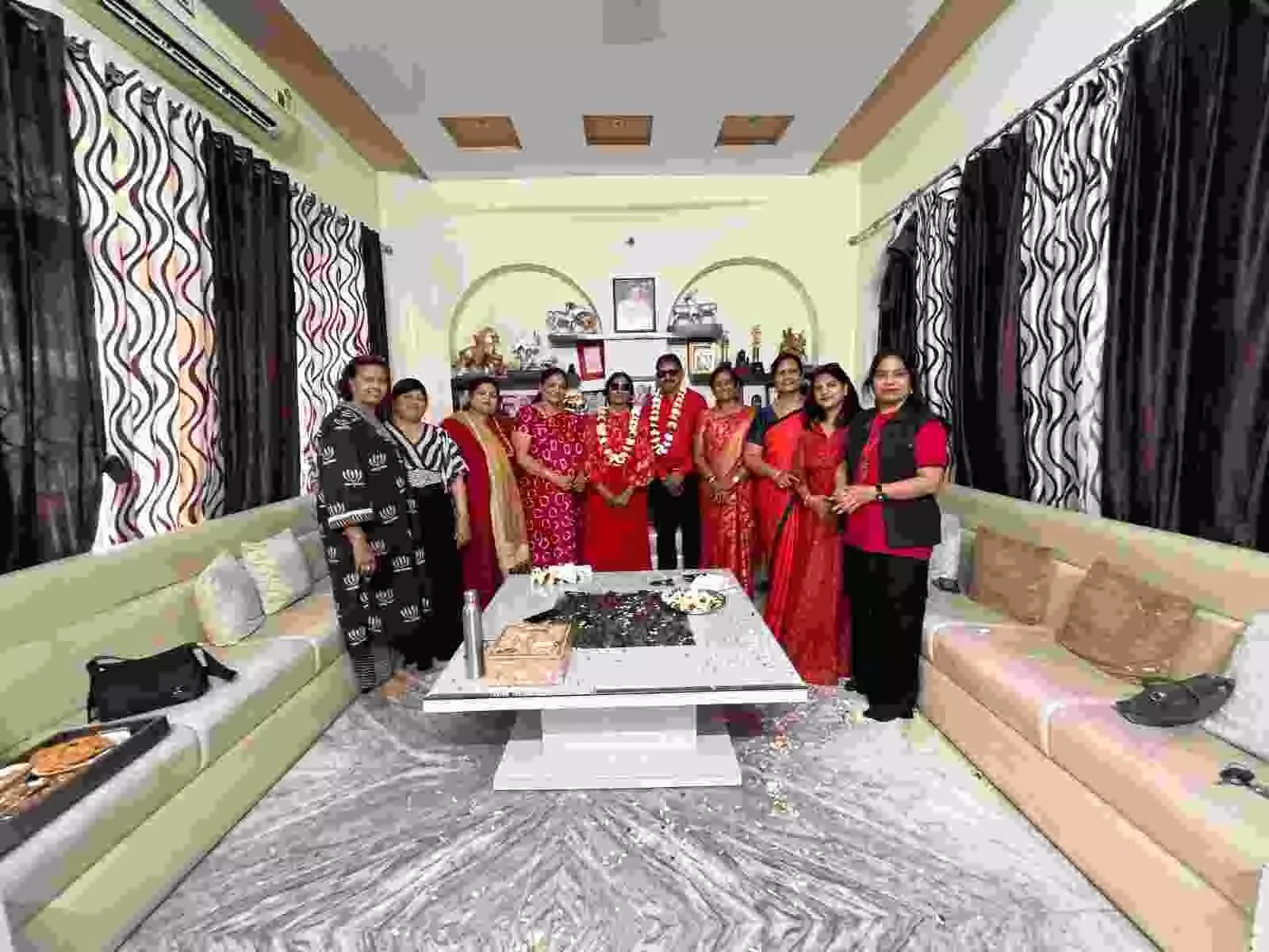 भीलवाड़ा में स्वीट एण्ड स्मार्ट ग्रुप की महिलाएं प्रेम दिवस कार्यक्रम के दौरान समूह में खड़ी हैं। भीलवाड़ा में स्वीट एण्ड स्मार्ट ग्रुप की महिलाएं प्रेम दिवस कार्यक्रम के दौरान समूह में खड़ी हैं।