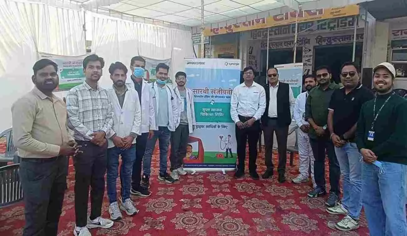 भीलवाड़ा के ट्रांसपोर्ट नगर में स्वास्थ्य शिविर के दौरान डॉक्टरों द्वारा ट्रक ड्राइवरों की आँखों की जांच प्रक्रिया। भीलवाड़ा के ट्रांसपोर्ट नगर में स्वास्थ्य शिविर के दौरान डॉक्टरों द्वारा ट्रक ड्राइवरों की आँखों की जांच प्रक्रिया।