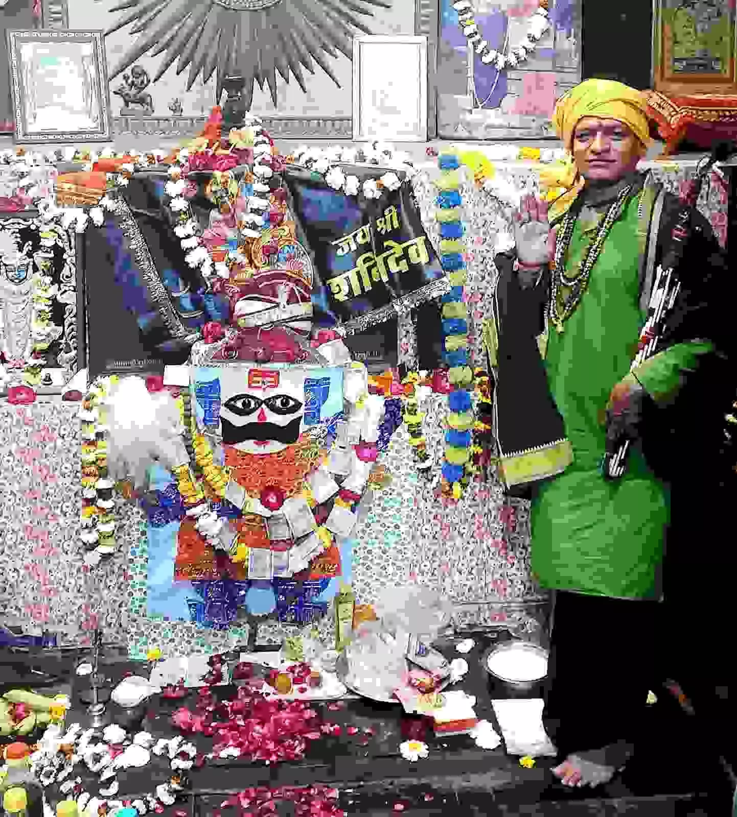 भीलवाड़ा के गांधीनगर शनिदेव मंदिर में महाशिवरात्रि पर भक्तों को हलवा पूरी वितरण का दृश्य। भीलवाड़ा के गांधीनगर शनिदेव मंदिर में महाशिवरात्रि पर भक्तों को हलवा पूरी वितरण का दृश्य।