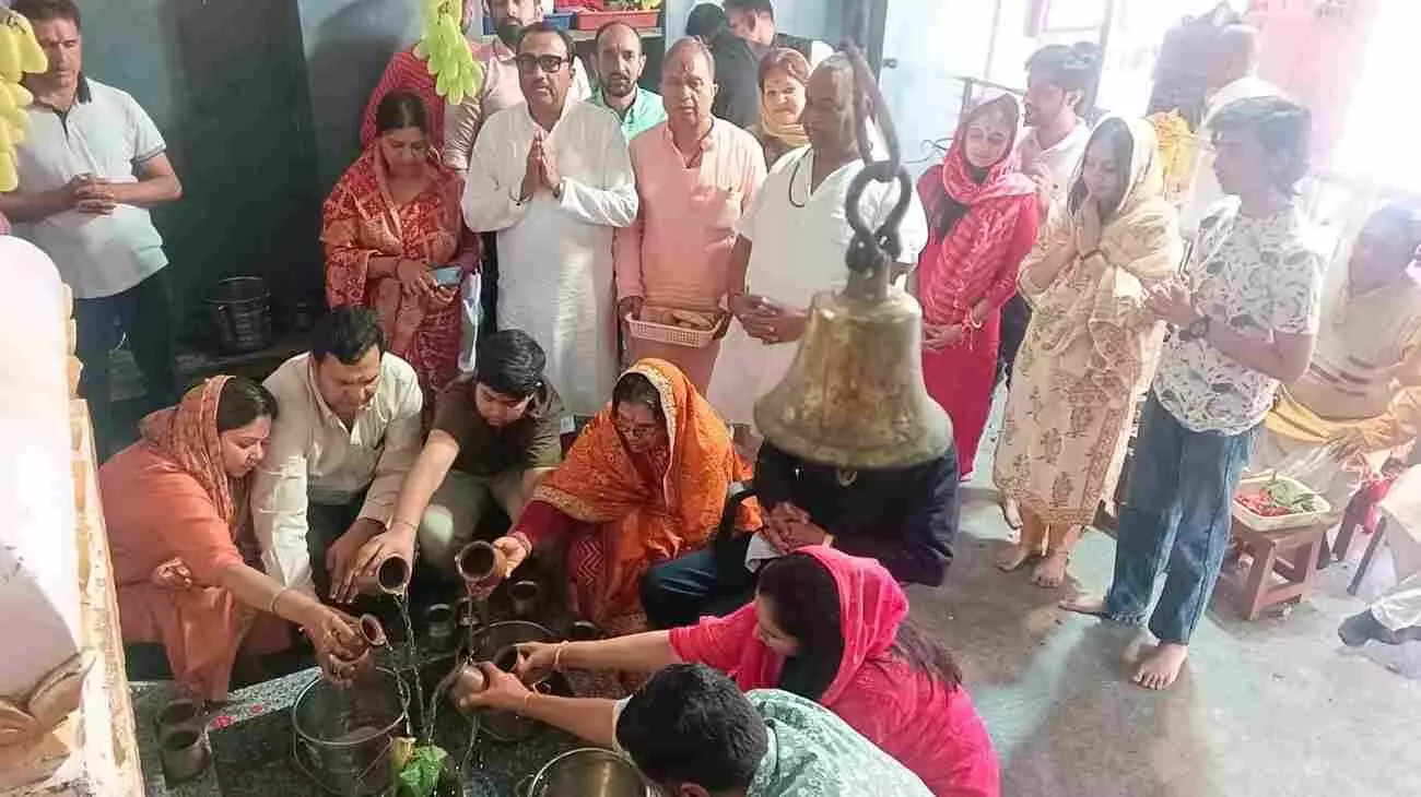 भीलवाड़ा के पेंच के बालाजी मंदिर में महाशिवरात्रि पर भगवान शिव का अभिषेक करते पंडित और श्रद्धालु। भीलवाड़ा के पेंच के बालाजी मंदिर में महाशिवरात्रि पर भगवान शिव का अभिषेक करते पंडित और श्रद्धालु।
