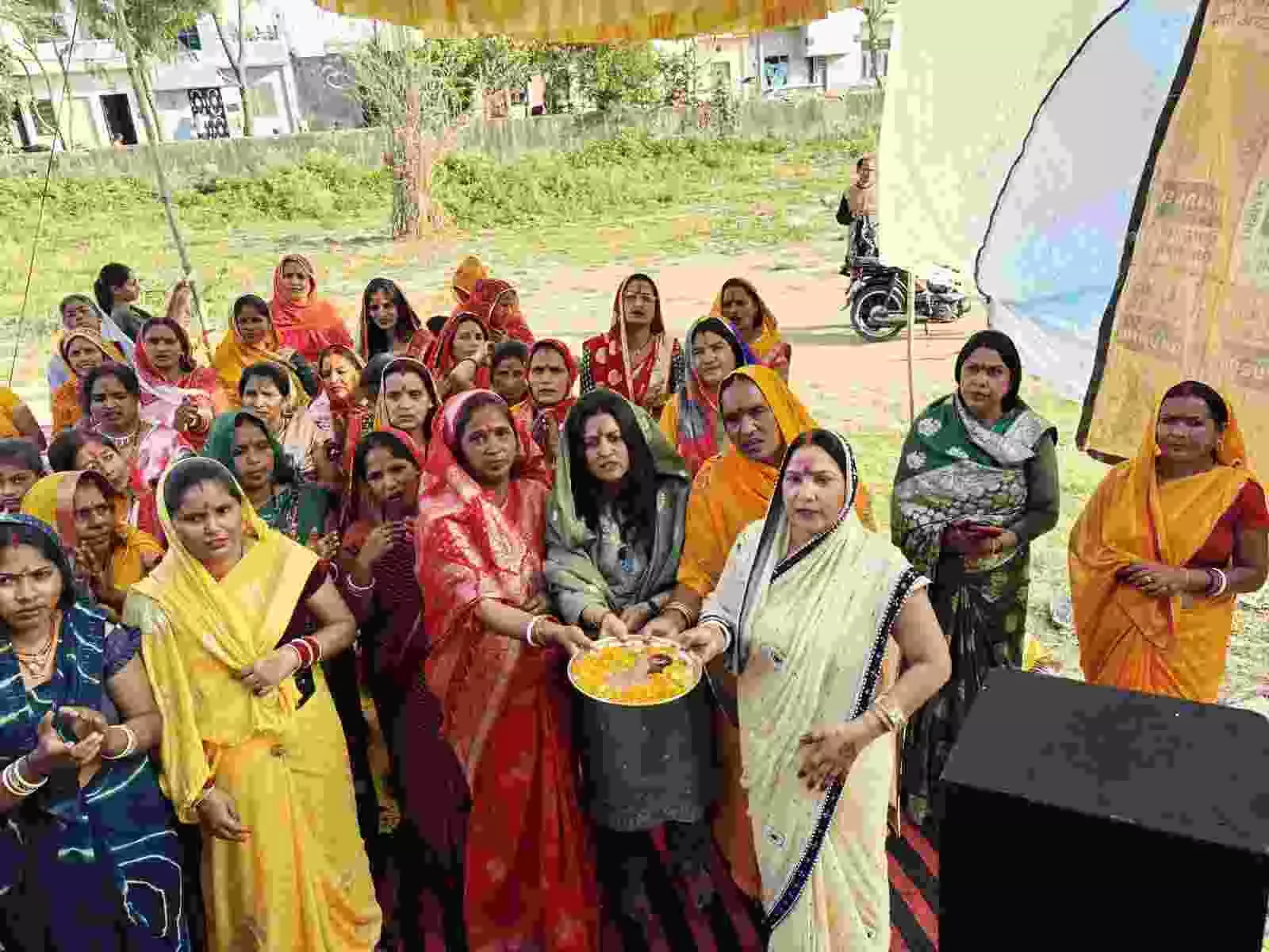पटेल नगर भीलवाड़ा में महाशिवरात्रि पर भगवान शिव की पूजा करती पूर्वांचल जन चेतना समिति की महिलाएं।