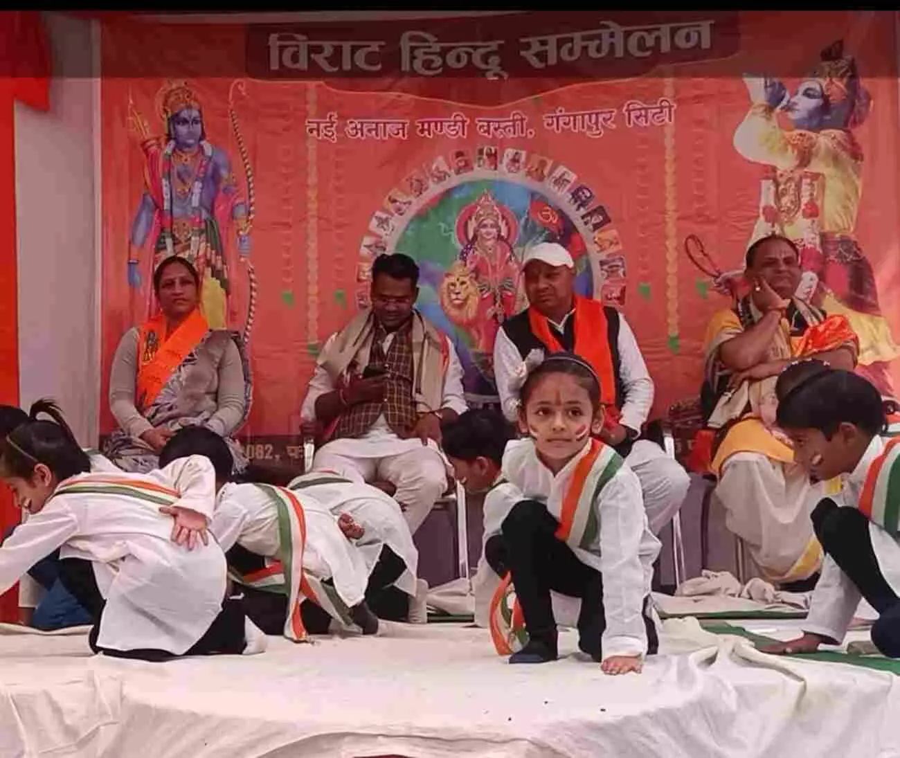 गंगापुर सिटी की सड़कों पर कलश यात्रा निकालते श्रद्धालु और झांकियों के साथ उमड़ी भीड़ का दृश्य। गंगापुर सिटी की सड़कों पर कलश यात्रा निकालते श्रद्धालु और झांकियों के साथ उमड़ी भीड़ का दृश्य।