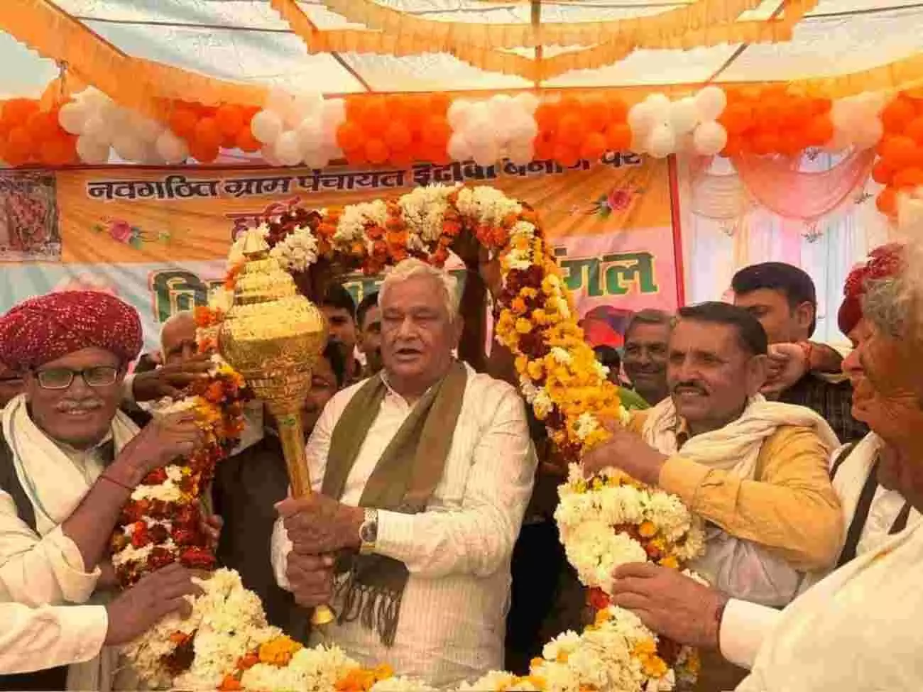 सवाई माधोपुर के इटावा बालाजी में आयोजित पद दंगल कार्यक्रम में शामिल हुए डॉ. किरोड़ी लाल मीणा। सवाई माधोपुर के इटावा बालाजी में आयोजित पद दंगल कार्यक्रम में शामिल हुए डॉ. किरोड़ी लाल मीणा।