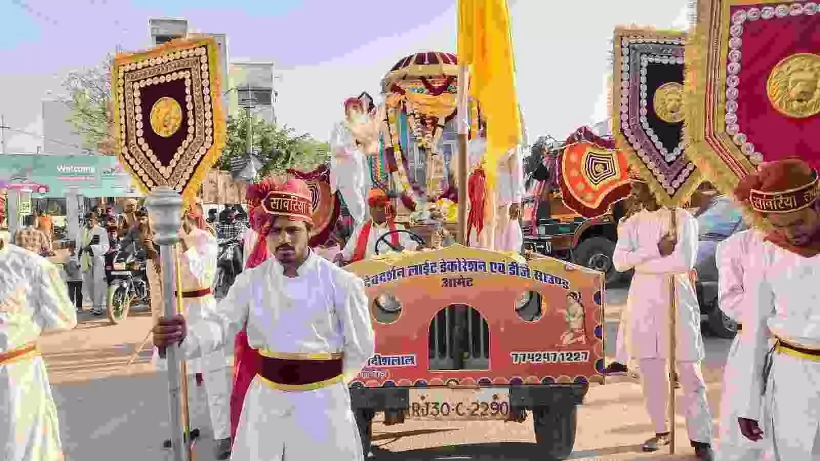 आमेट की सड़कों पर महाशिवरात्रि शोभायात्रा के दौरान सजी हुई धार्मिक झांकियां और श्रद्धालुओं का विशाल समूह।