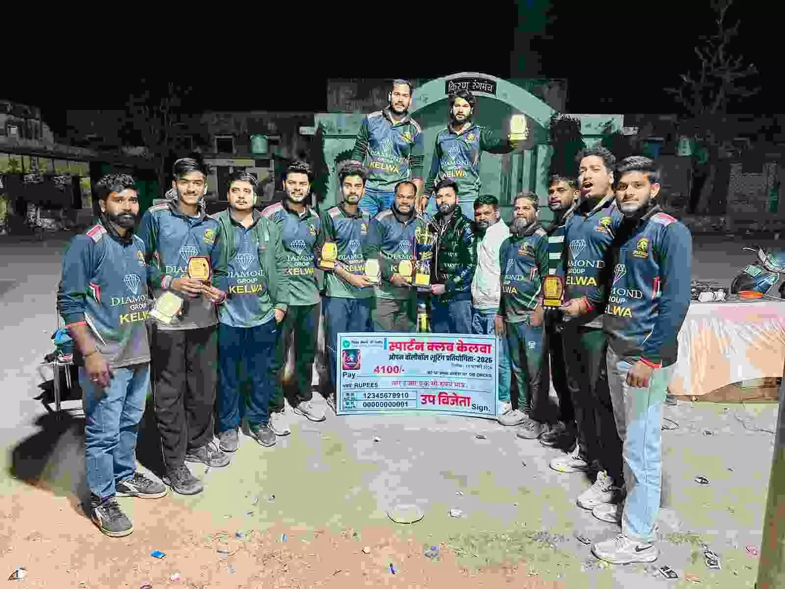 केलवा में आयोजित वॉलीबॉल टूर्नामेंट के समापन समारोह में विजेता टीम को ट्रॉफी देते अतिथि और खिलाड़ी।