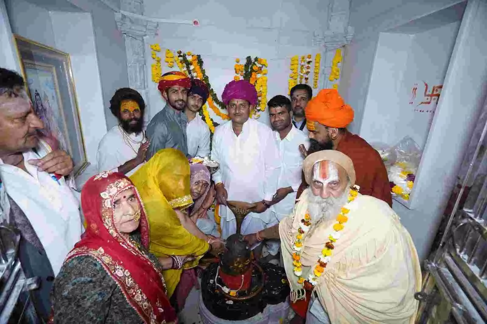 निचली मियारी के मंदिर में श्री ओंकारेश्वर महादेव की मूर्ति प्राण-प्रतिष्ठा के दौरान पूजा करते श्रद्धालु।