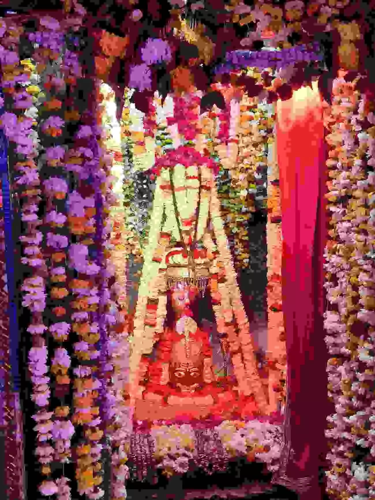 केलवा के शिवालय में महाशिवरात्रि पर पूजा करते श्रद्धालु और मंदिर की विशेष सजावट का दृश्य। केलवा के शिवालय में महाशिवरात्रि पर पूजा करते श्रद्धालु और मंदिर की विशेष सजावट का दृश्य।