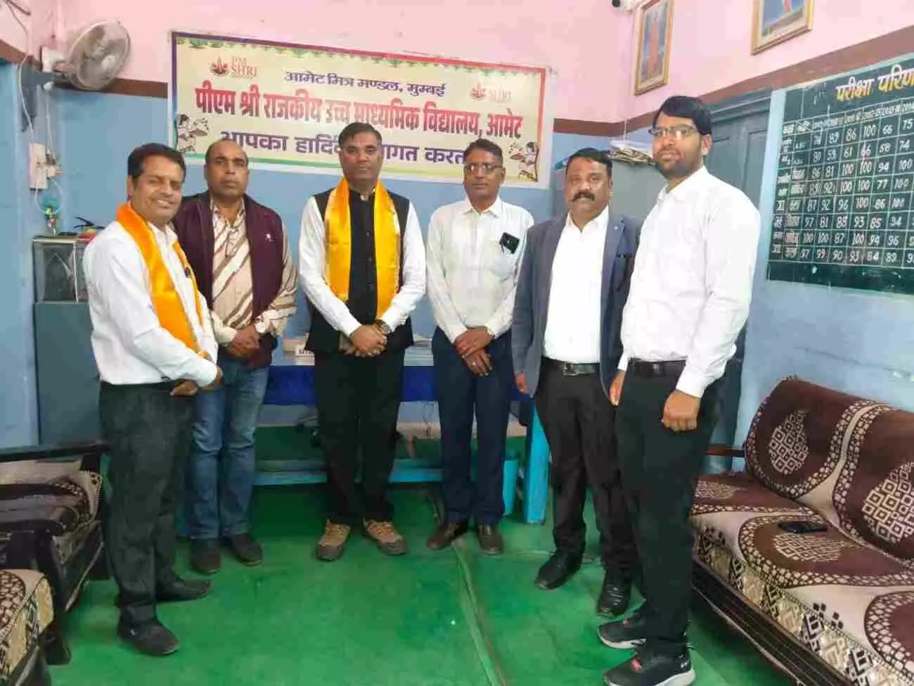 आमेट के पीएम श्री राजकीय विद्यालय में प्रधानाचार्य और स्टाफ द्वारा बार एसोसिएशन पदाधिकारियों का स्वागत किया जा रहा है।
