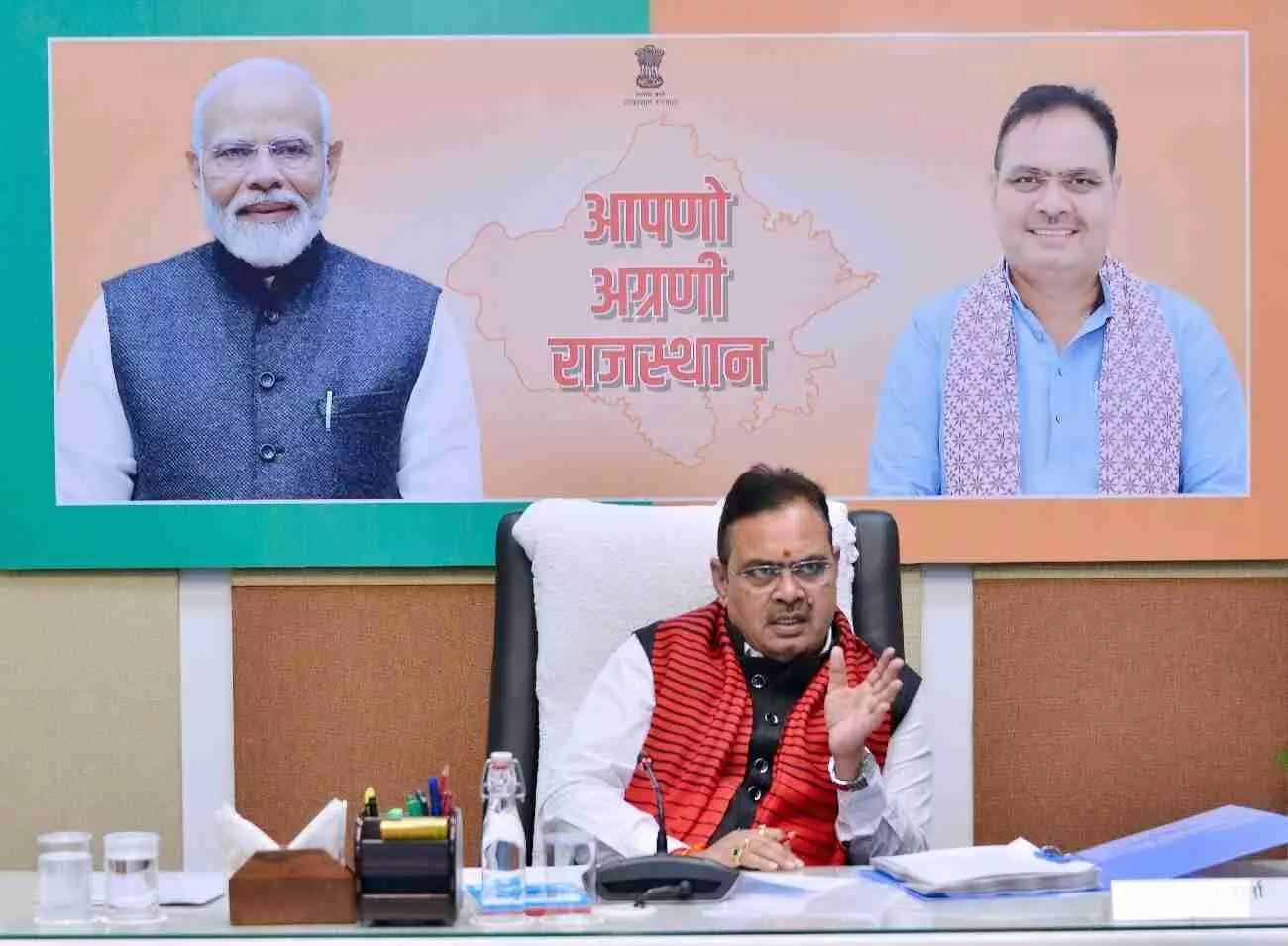 जयपुर में मुख्यमंत्री निवास पर बोर्ड ऑफ इन्वेस्टमेंट की बैठक लेते मुख्यमंत्री भजनलाल शर्मा और वरिष्ठ अधिकारी।