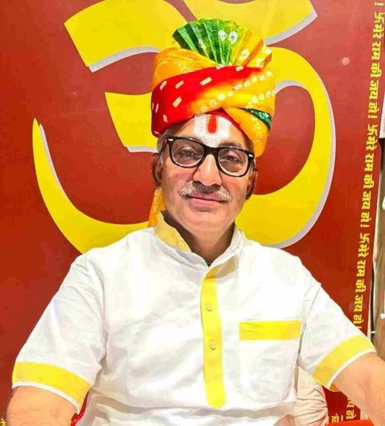 मंदिर में शिवलिंग पर जल और बेलपत्र अर्पित करते श्रद्धालु और महाशिवरात्रि पूजा का दृश्य।