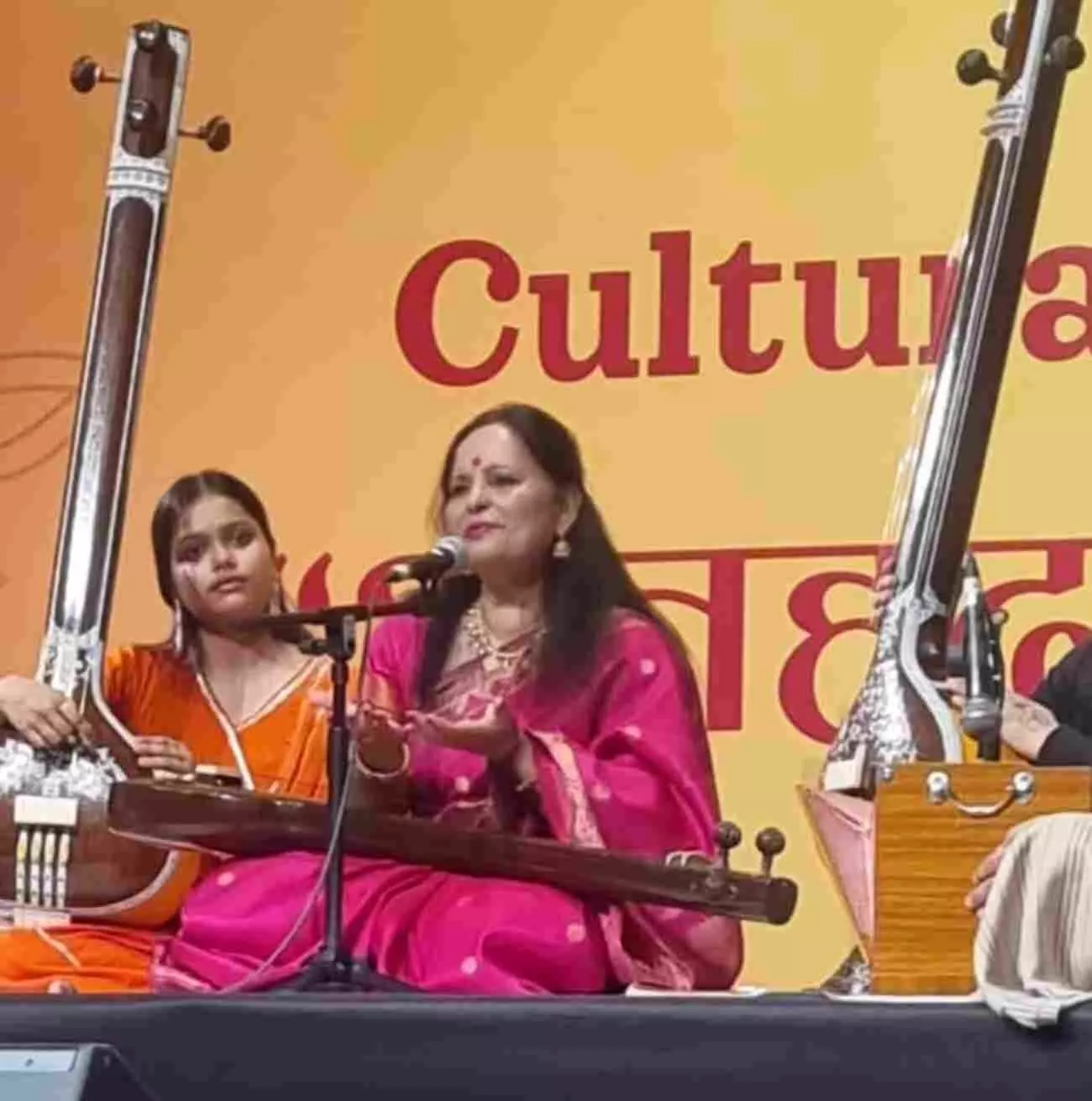 जवाहर कला केंद्र जयपुर में अनहद कार्यक्रम के दौरान शास्त्रीय गायिका सुनंदा शर्मा मंच पर गायन प्रस्तुति दे रही हैं।