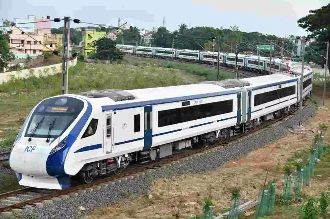 उदयपुर सिटी रेलवे स्टेशन के प्लेटफॉर्म पर खड़ी सफेद और नीले रंग की वंदे भारत एक्सप्रेस ट्रेन। उदयपुर सिटी रेलवे स्टेशन के प्लेटफॉर्म पर खड़ी सफेद और नीले रंग की वंदे भारत एक्सप्रेस ट्रेन।