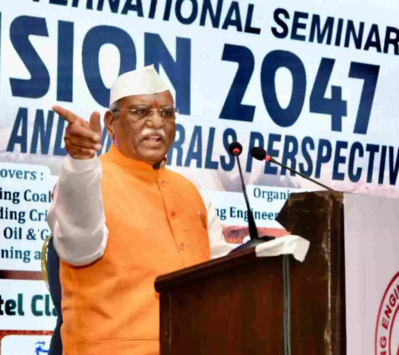 जयपुर में आयोजित अंतरराष्ट्रीय संगोष्ठी के दौरान मंच से संबोधन देते हुए राज्यपाल श्री हरिभाऊ बागडे।
