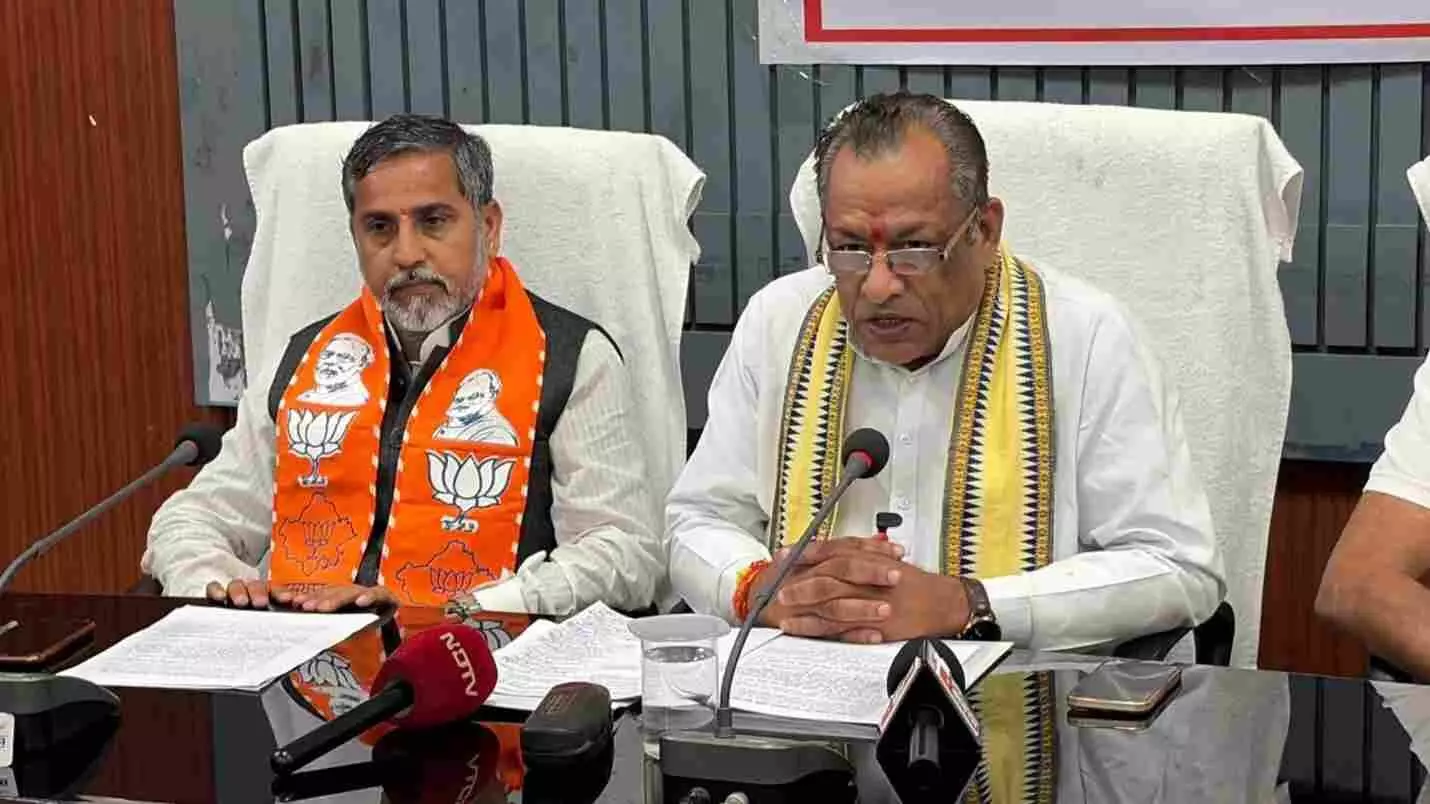 पाली जिला कलेक्टर कार्यालय के सभागार में बजट पर प्रेस कॉन्फ्रेंस करते मंत्री जोराराम कुमावत और मौजूद अन्य गणमान्य व्यक्ति।